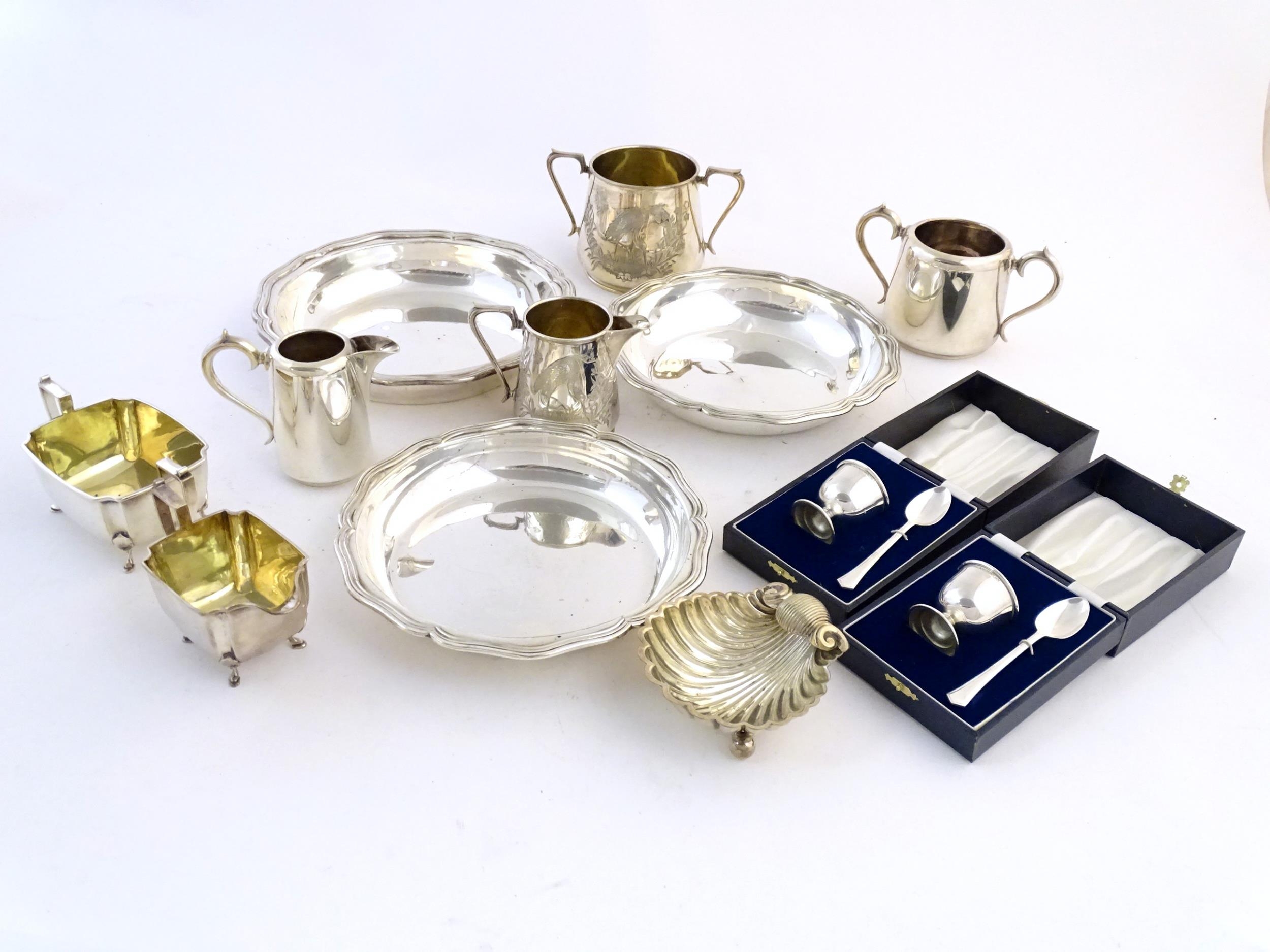 Assorted silver plated wares to include a scallop shell formed butter dish, two cased christening - Image 3 of 8