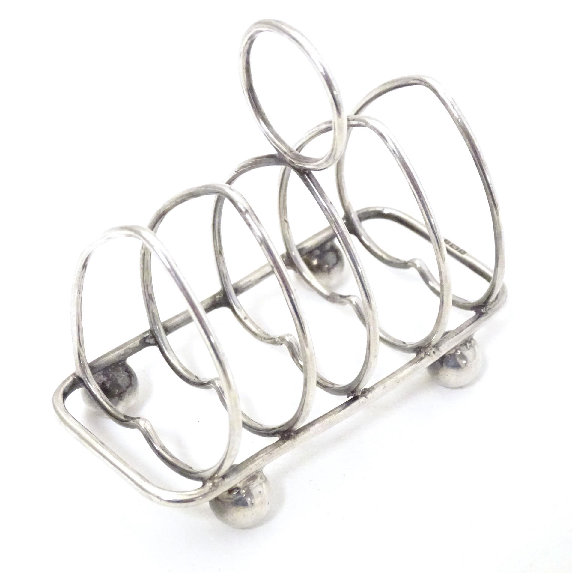 A silver five bar toast rack of heart form, hallmarked Sheffield 1911, maker Walker & Hall. - Image 4 of 6