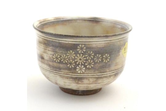 A set of five Japanese chawan / tea bowls decorated with flowers in the Mishima style. Impressed - Image 11 of 11