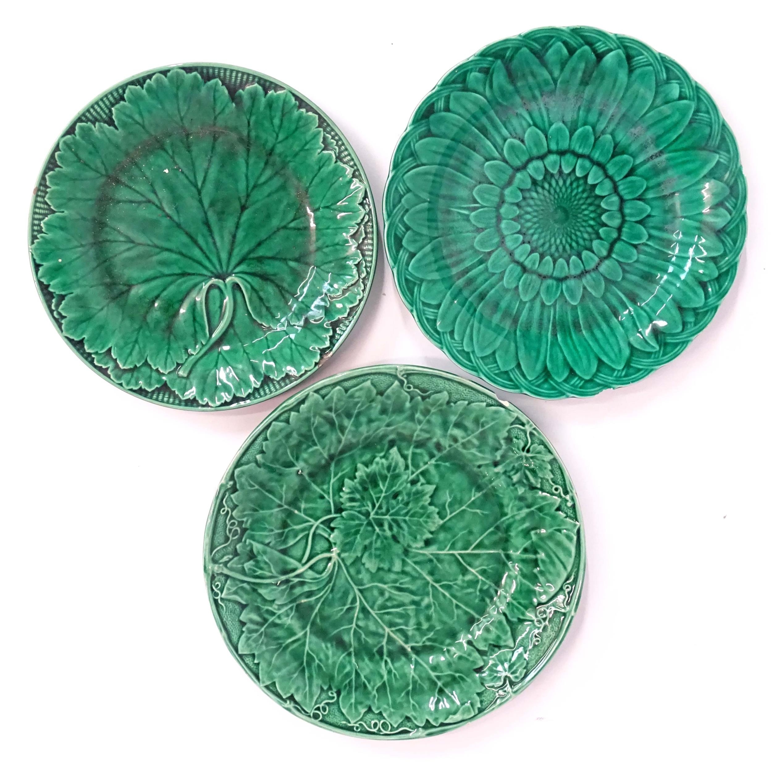 A quantity of assorted majolica leaf plates to include examples by Wedgwood, Davenport, etc. Some - Bild 10 aus 16