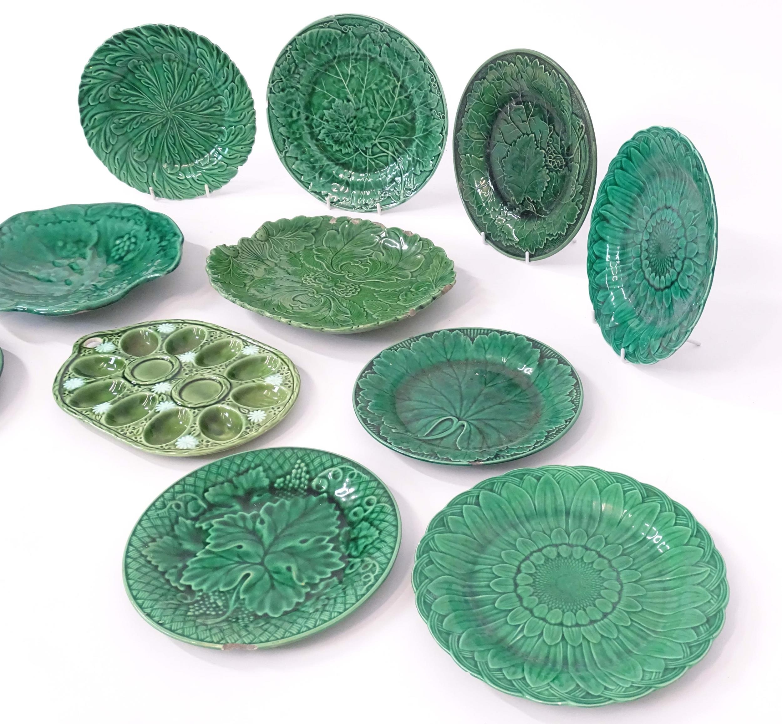 A quantity of assorted majolica leaf plates to include examples by Wedgwood, Davenport, etc. Some - Bild 6 aus 16