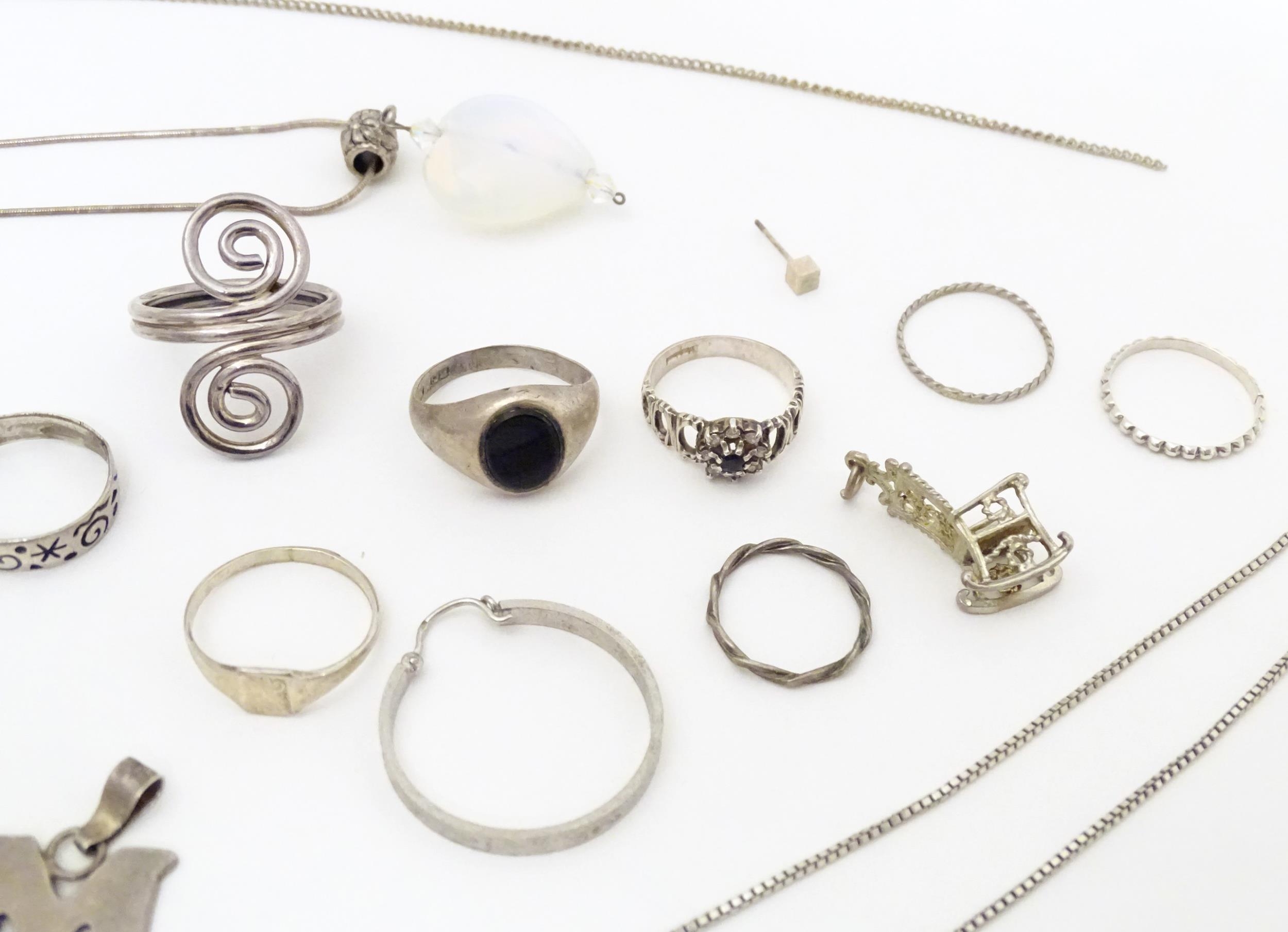 Assorted silver and white metal jewellery to include various rings, earrings, pendants, etc. - Bild 7 aus 17