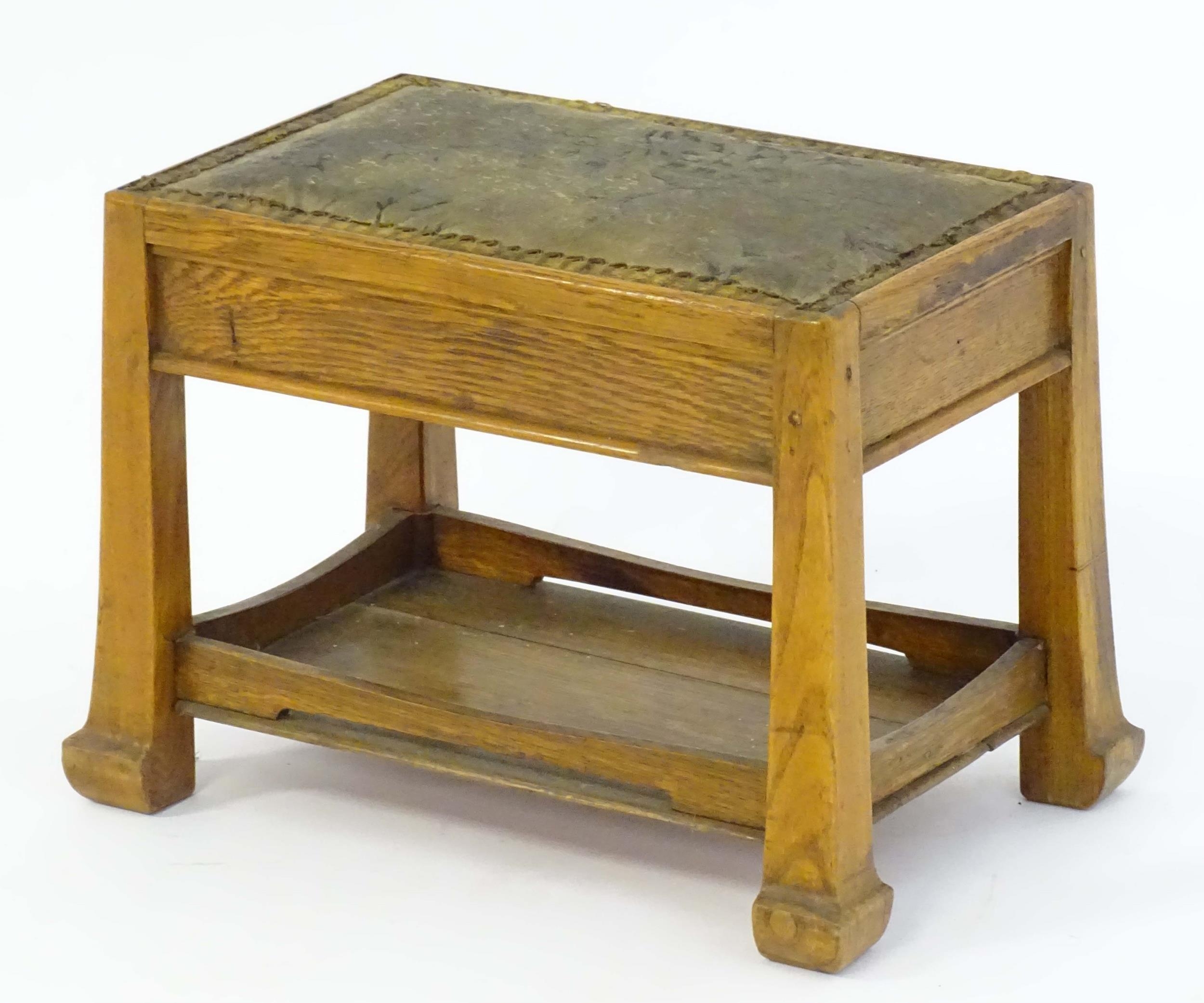 An Arts & Crafts oak footstool with an upholstered top above four tapering legs and an under tier - Bild 4 aus 4