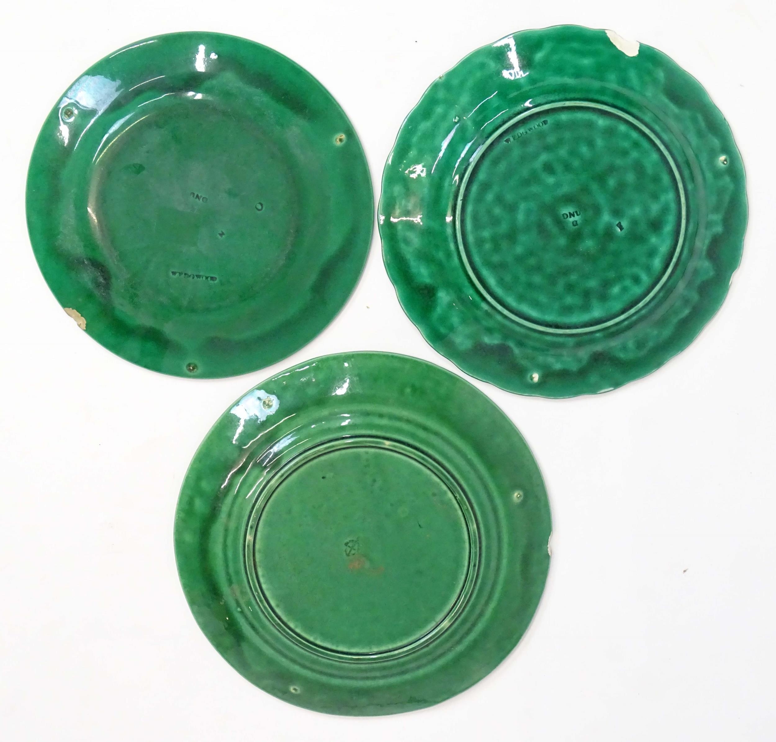 A quantity of assorted majolica leaf plates to include examples by Wedgwood, Davenport, etc. Some - Bild 11 aus 16