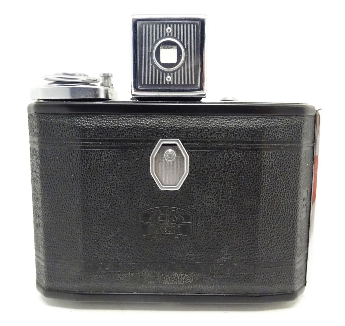 A mid 20thC Zeiss Ikonta 521, 6x4.5mm film camera, in leather case with original box. 5 1/4" wide - Image 9 of 10