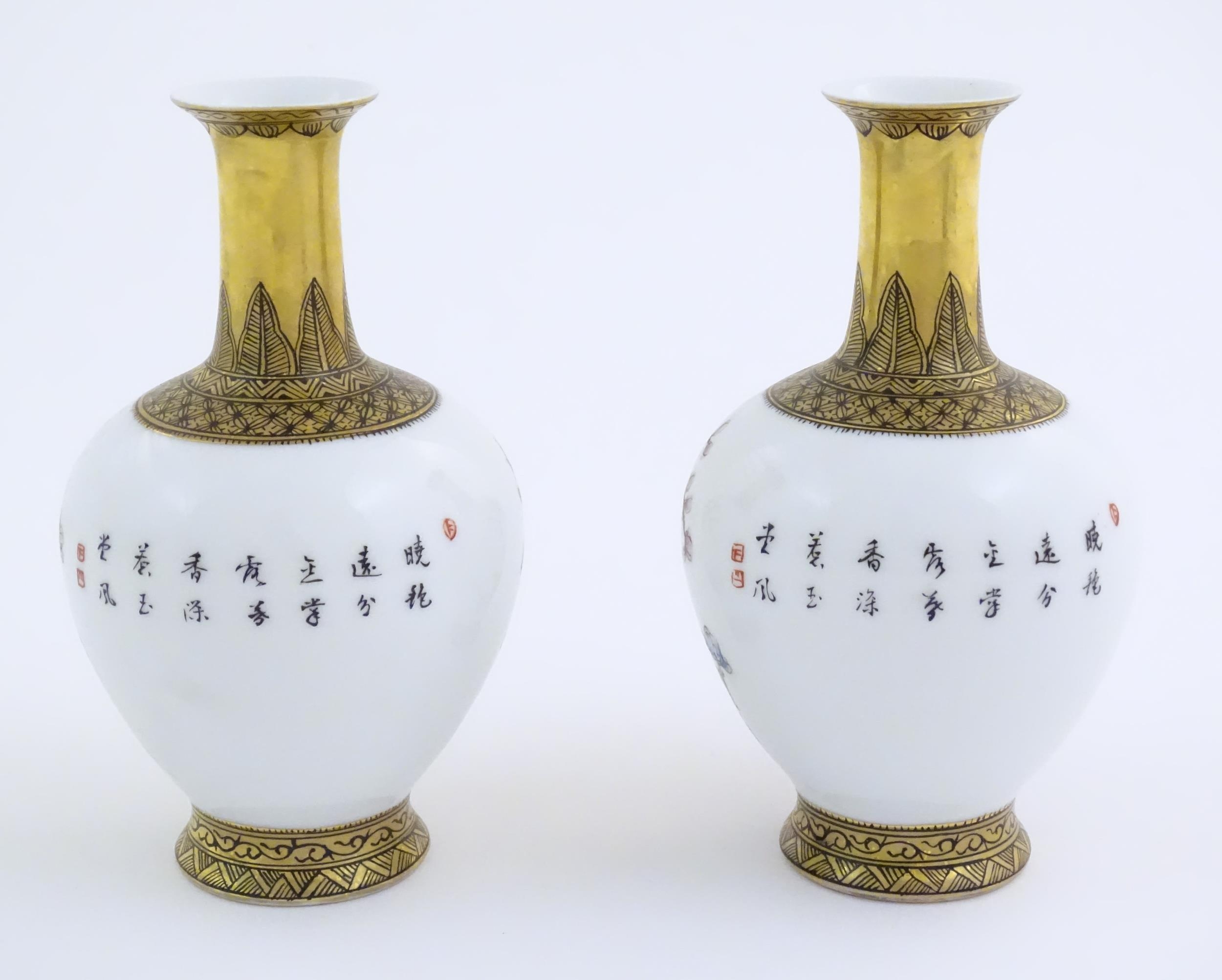 A pair of Chinese vases decorated with birds, flowers and blossom trees, with gilt detail to necks - Bild 10 aus 11