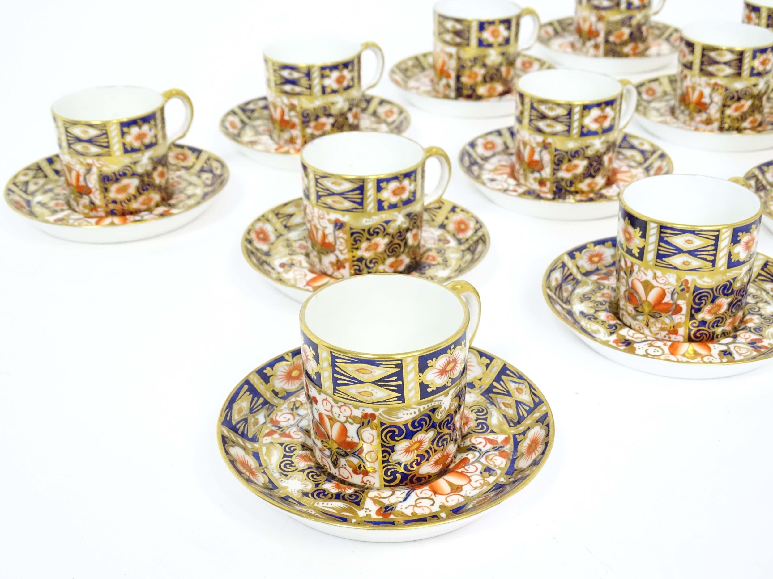 A quantity of Royal Crown Derby coffee cups, saucers, and a sugar bowl decorated in the Imari - Bild 5 aus 10