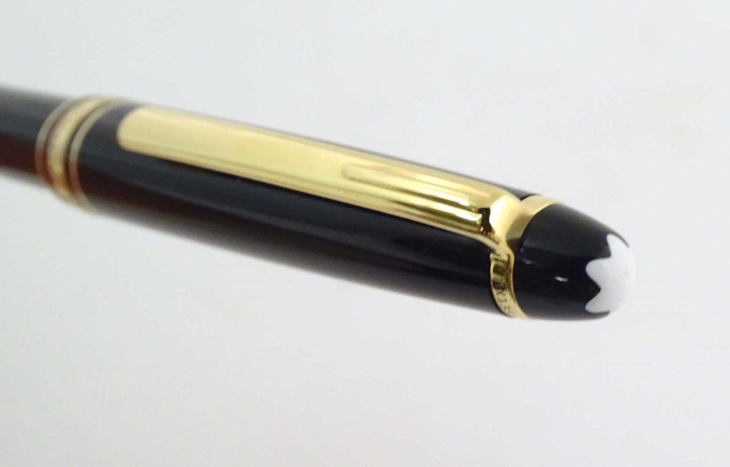 A cased Montblanc 'Meisterstuck' ballpoint pen, in black finish and decorated with gilt banding. - Image 11 of 13