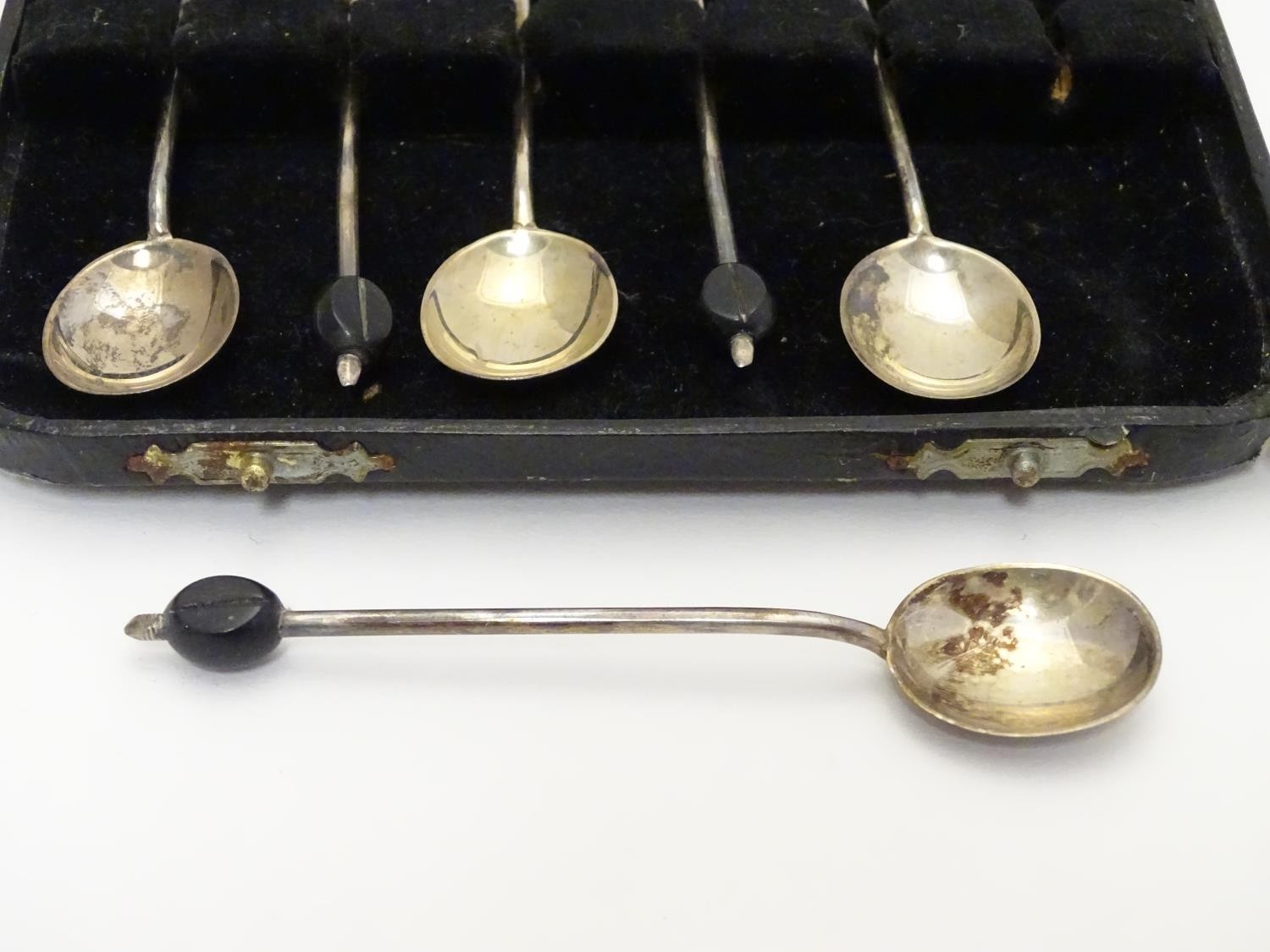A cased set of 6 silver coffee spoons with coffee bean decoration to handles. Hallmarked Sheffield - Bild 5 aus 6