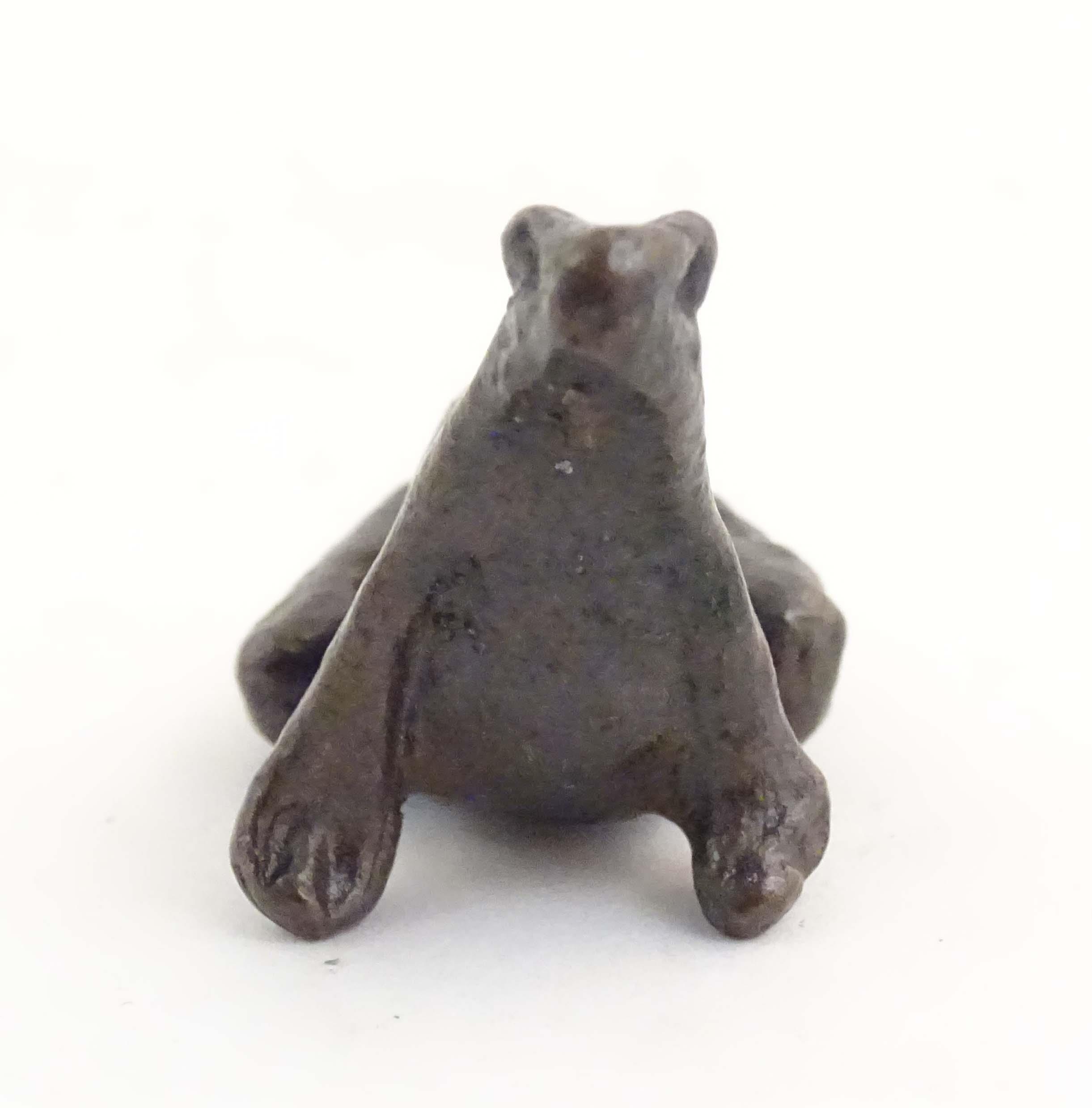 A cold painted bronze model of a seated frog. Approx. 1 1/4" high Please Note - we do not make - Image 3 of 10