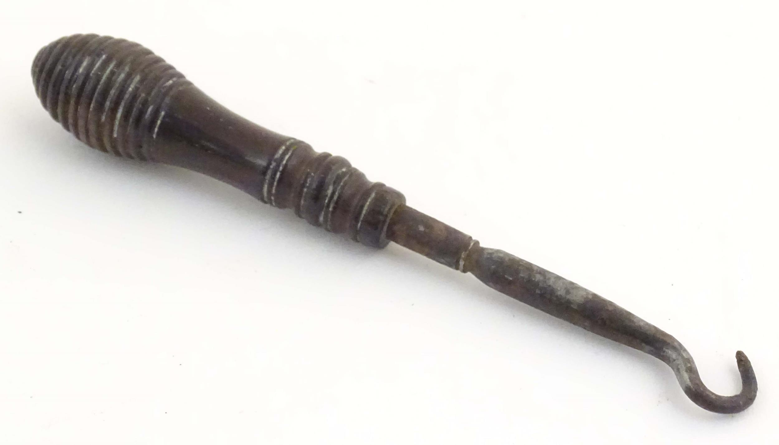 A Victorian button hook with a turned wooden handle. Approx. 4 1/2" long Please Note - we do not - Bild 4 aus 6