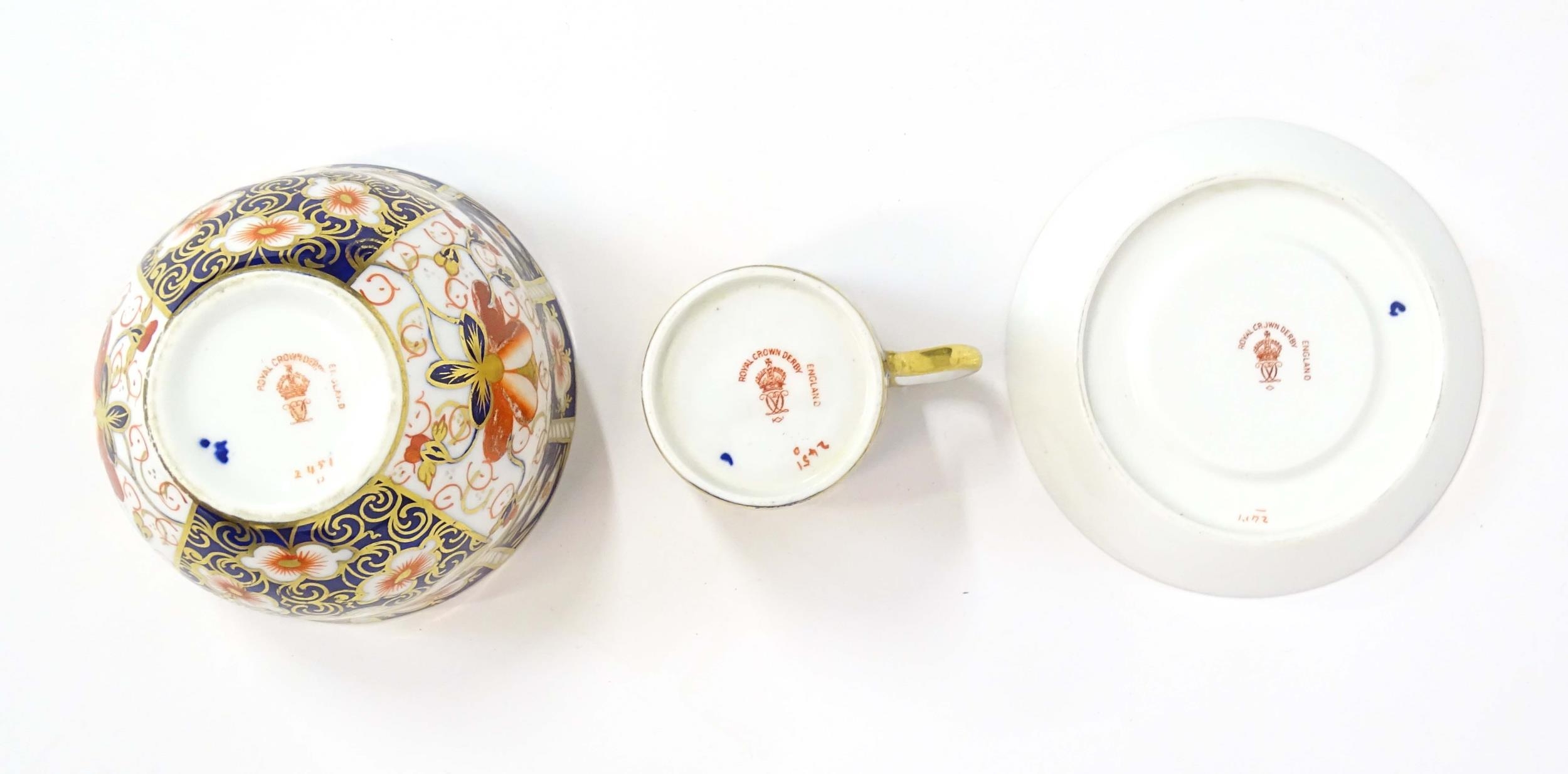 A quantity of Royal Crown Derby coffee cups, saucers, and a sugar bowl decorated in the Imari - Bild 8 aus 10