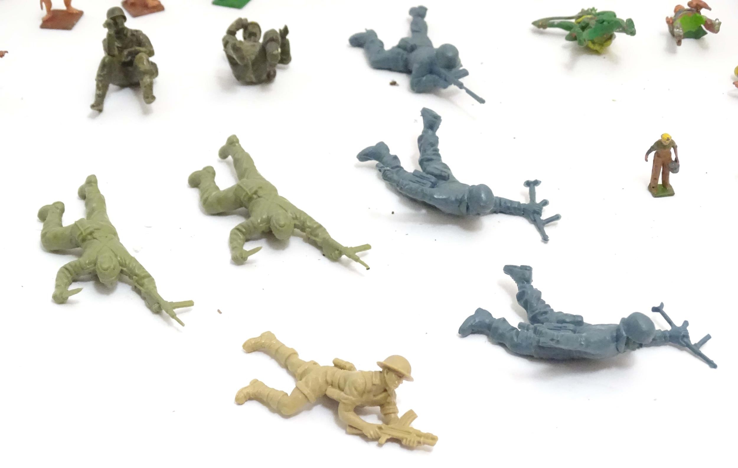 Toys: A quantity of assorted military figures to include Airfix plastic foot soldiers / infantry - Image 14 of 38