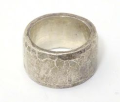 A silver dress ring with hammered detail, hallmarked 1985, maker Michael Allen Bolton. Ring size