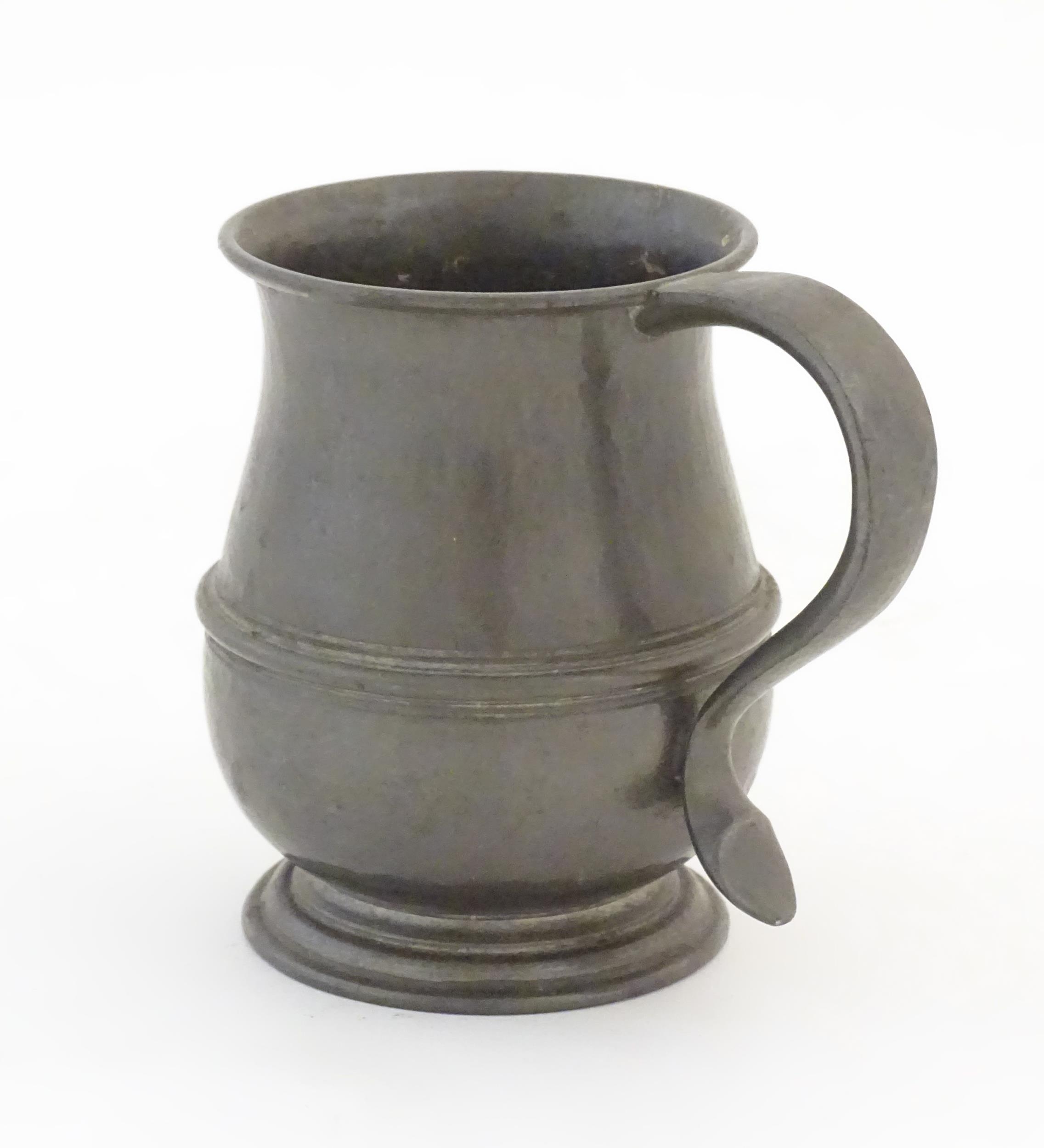 An Arts & Crafts Liberty & Co. Tudric pewter tankard with hammered decoration, in the manner of - Image 4 of 8