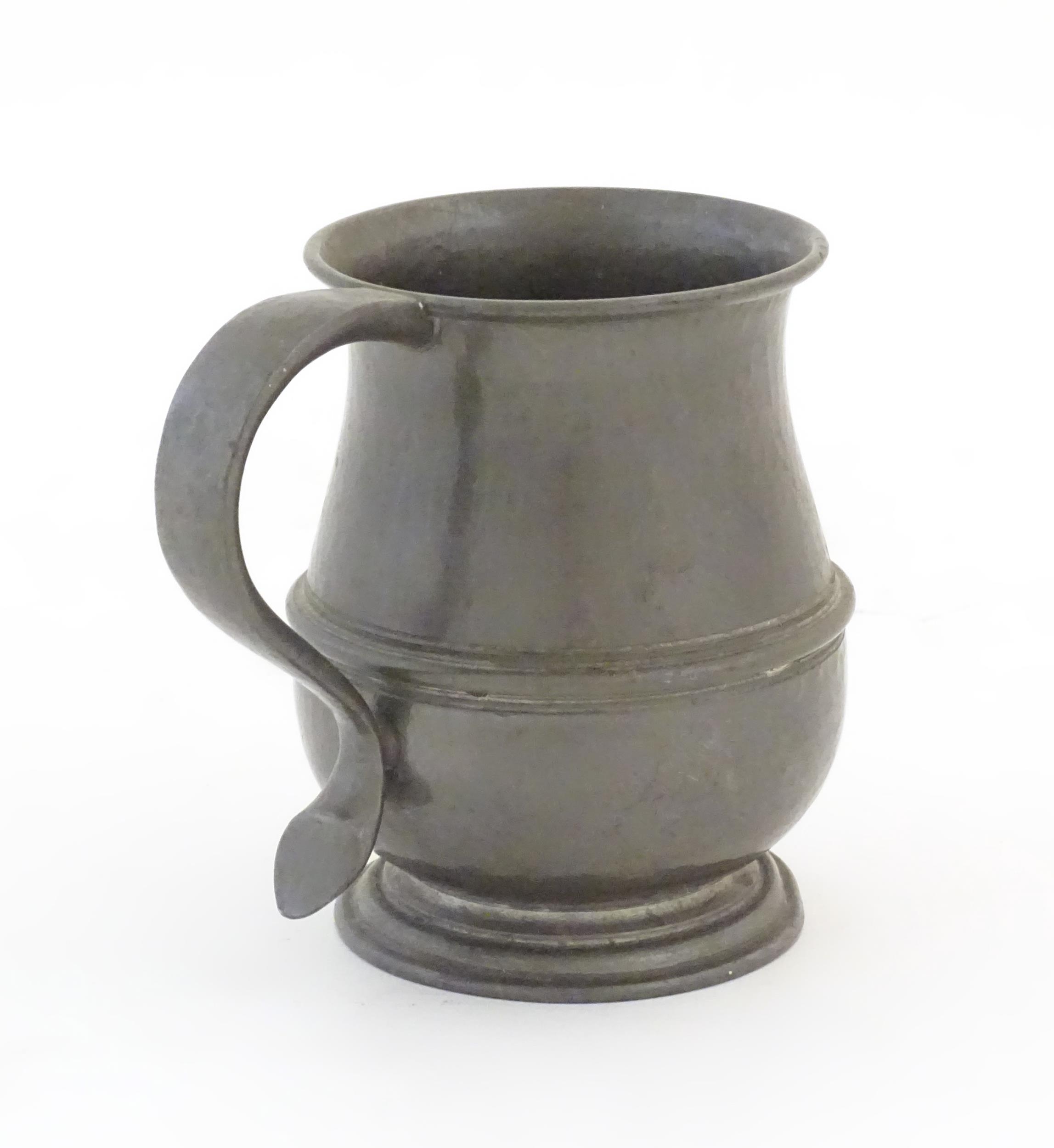 An Arts & Crafts Liberty & Co. Tudric pewter tankard with hammered decoration, in the manner of - Image 5 of 8