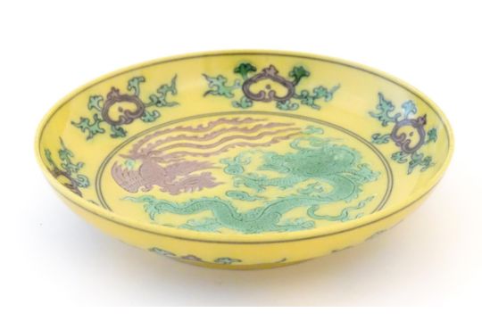 A small Chinese plate with a yellow ground with dragon and phoenix bird decoration. Character - Image 4 of 8