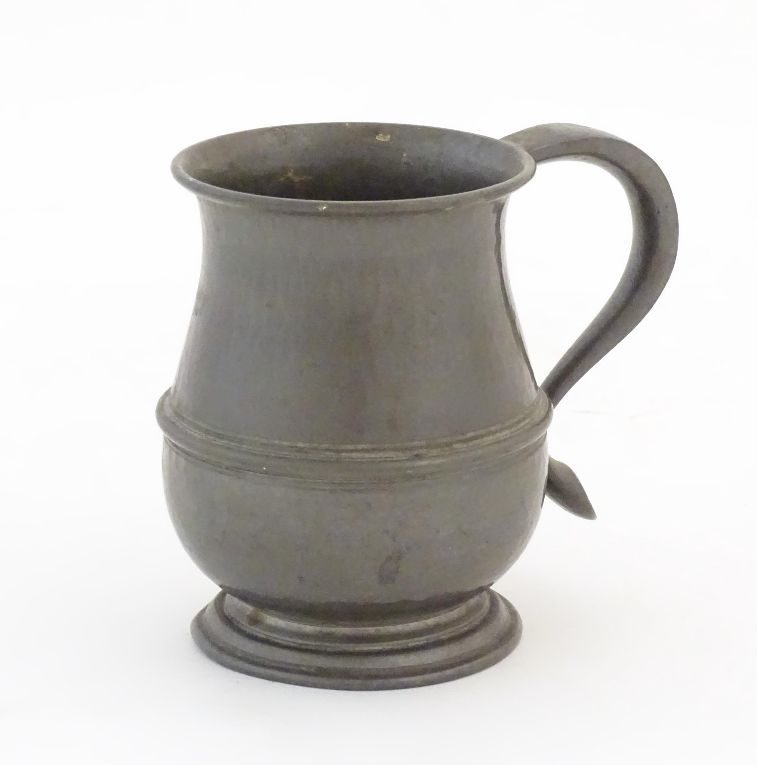 An Arts & Crafts Liberty & Co. Tudric pewter tankard with hammered decoration, in the manner of - Image 2 of 8