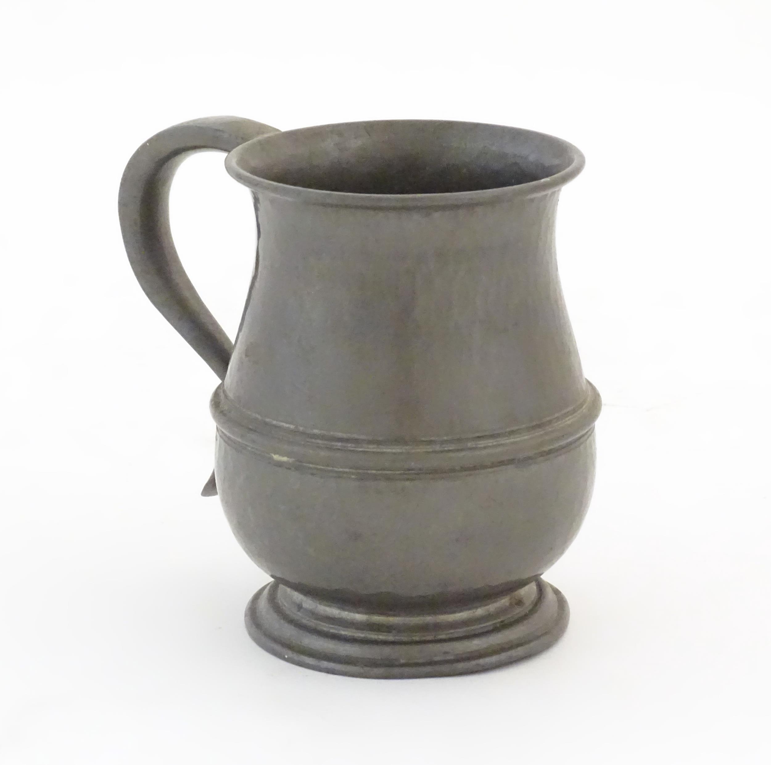 An Arts & Crafts Liberty & Co. Tudric pewter tankard with hammered decoration, in the manner of - Image 6 of 8