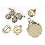 Assorted items to include a pendant compass, pendant depicting Queen Victoria etc (5) Please