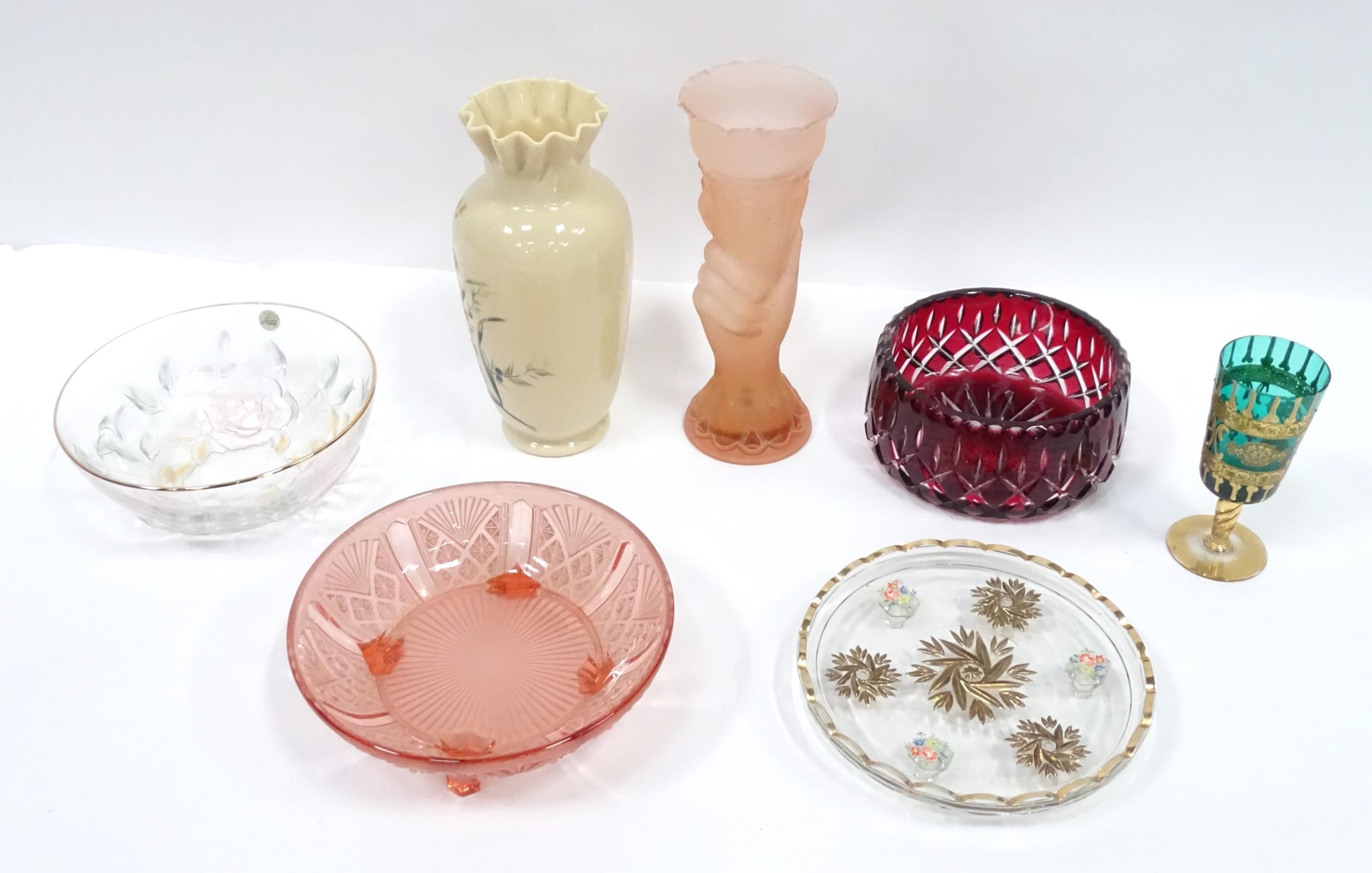 A quantity of assorted glass to include bowls, vase etc (7) Please Note - we do not make reference - Image 4 of 13