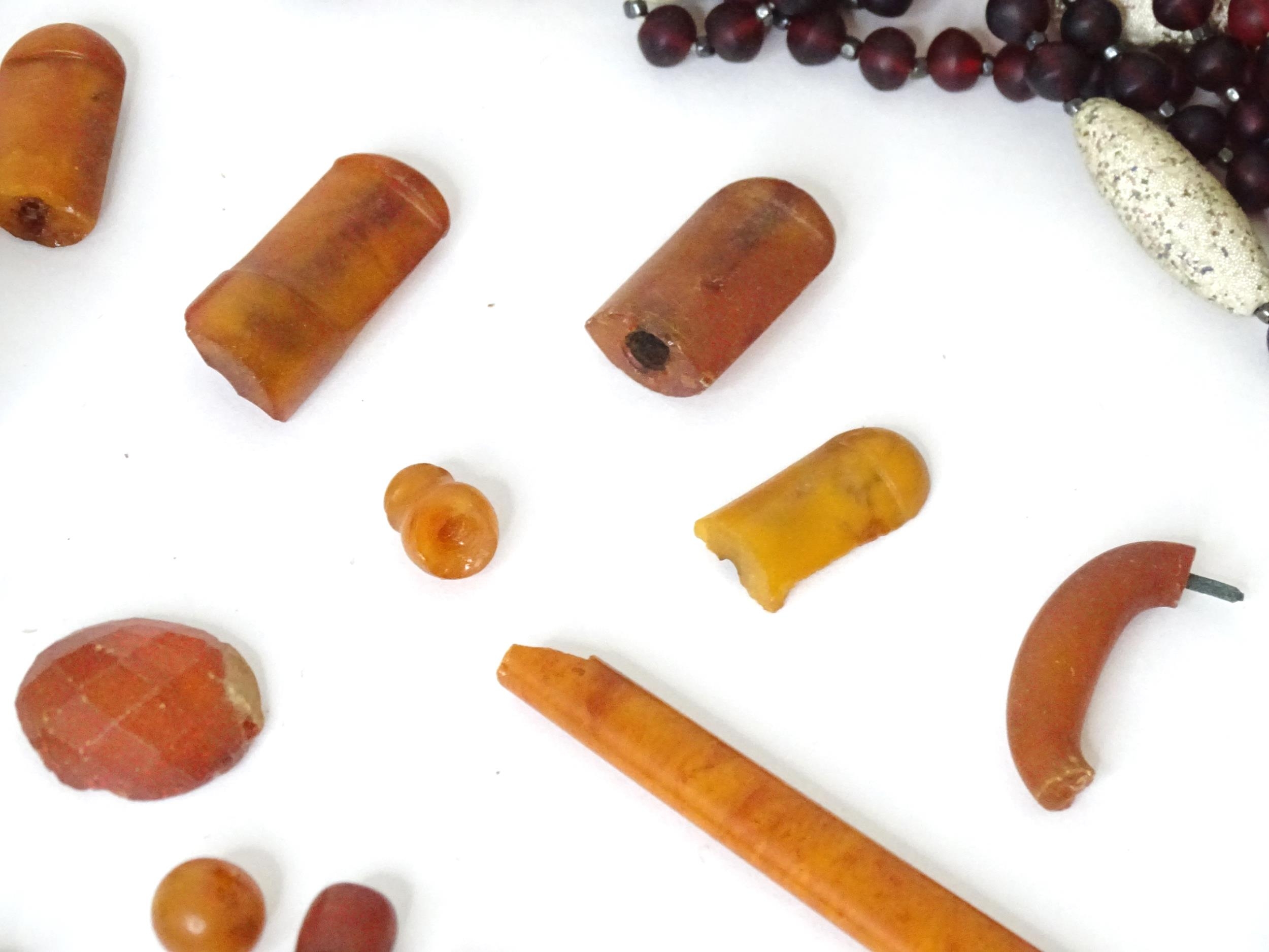A quantity of assorted vintage beads to include cherry & butterscotch coloured amber style - Image 5 of 8