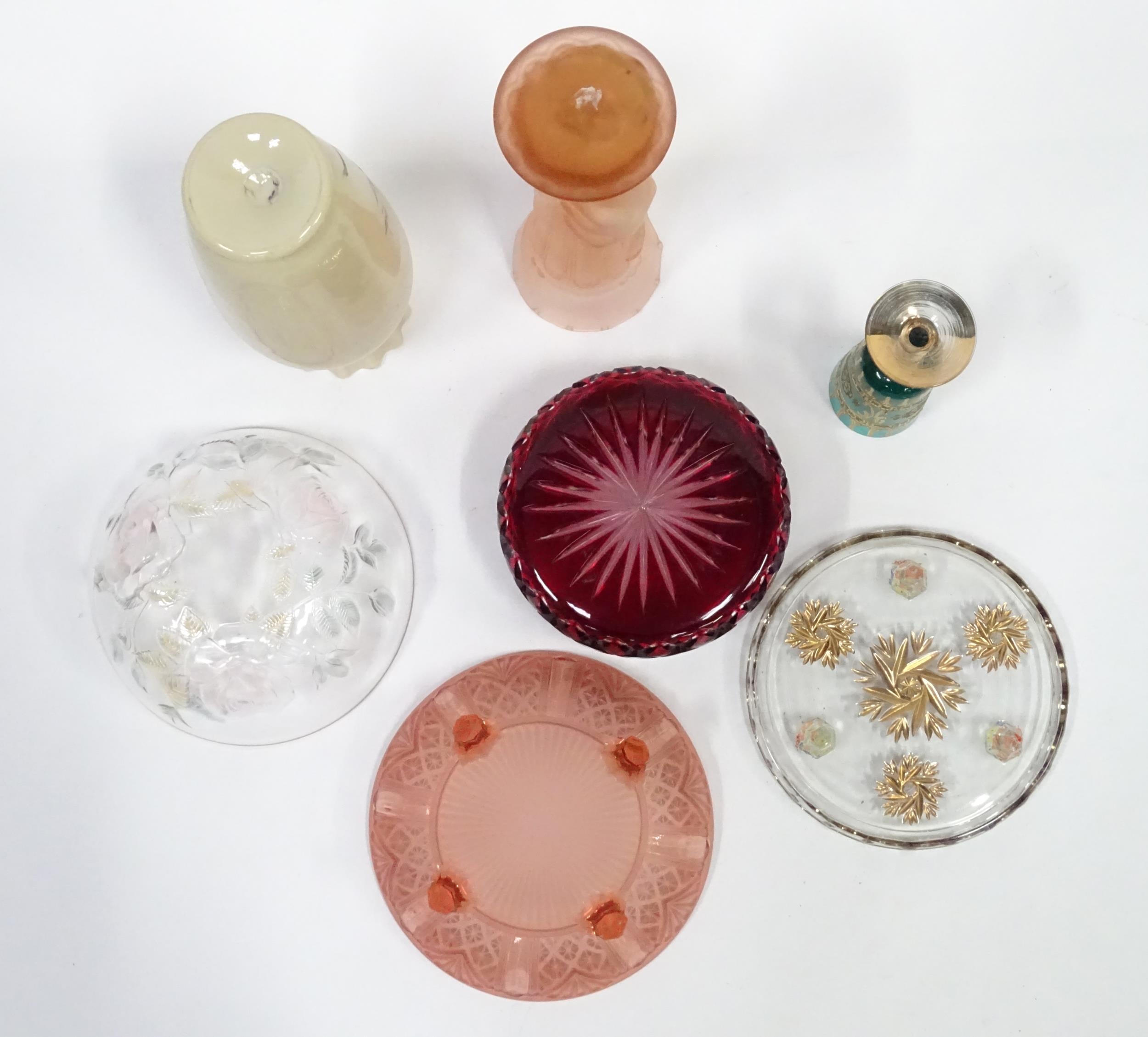 A quantity of assorted glass to include bowls, vase etc (7) Please Note - we do not make reference - Image 3 of 13