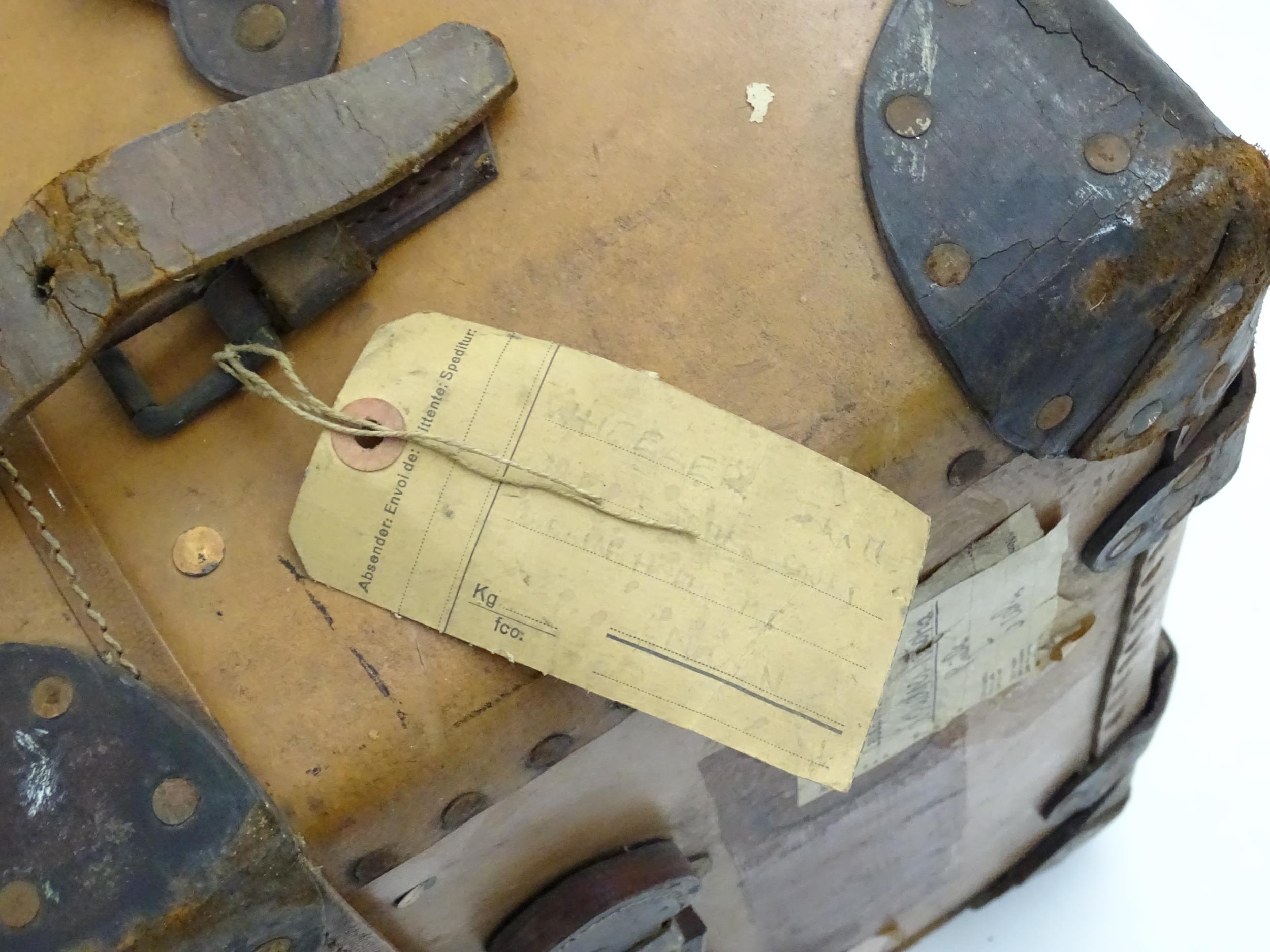 An early to mid 20thC canvas and leather travelling trunk / suitcase, in tan finish with partial - Bild 10 aus 20