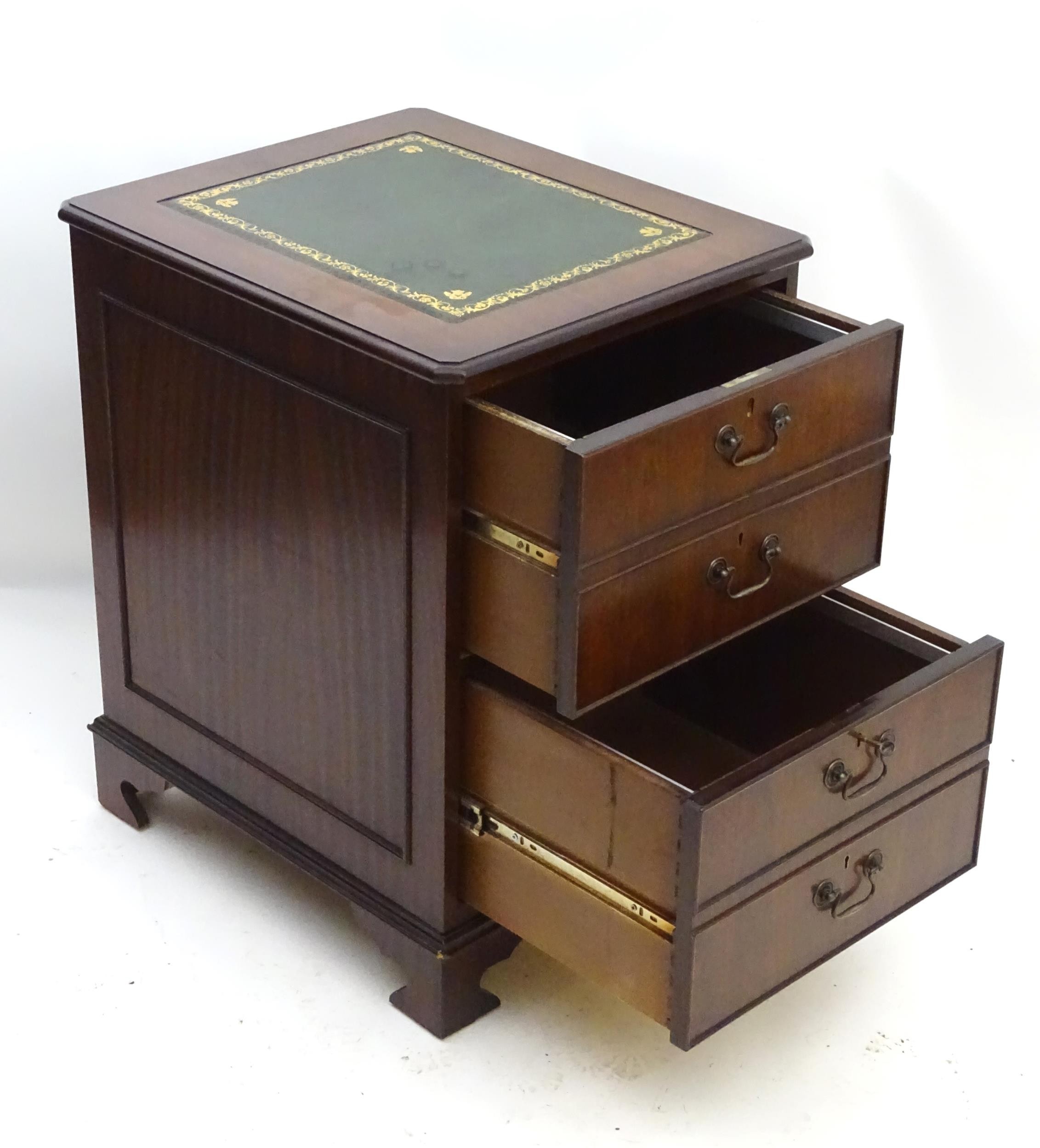 A mahogany leather topped filing cabinet / pedestal . Approx 30" high x 21" wide x 24" deep Please - Image 6 of 10