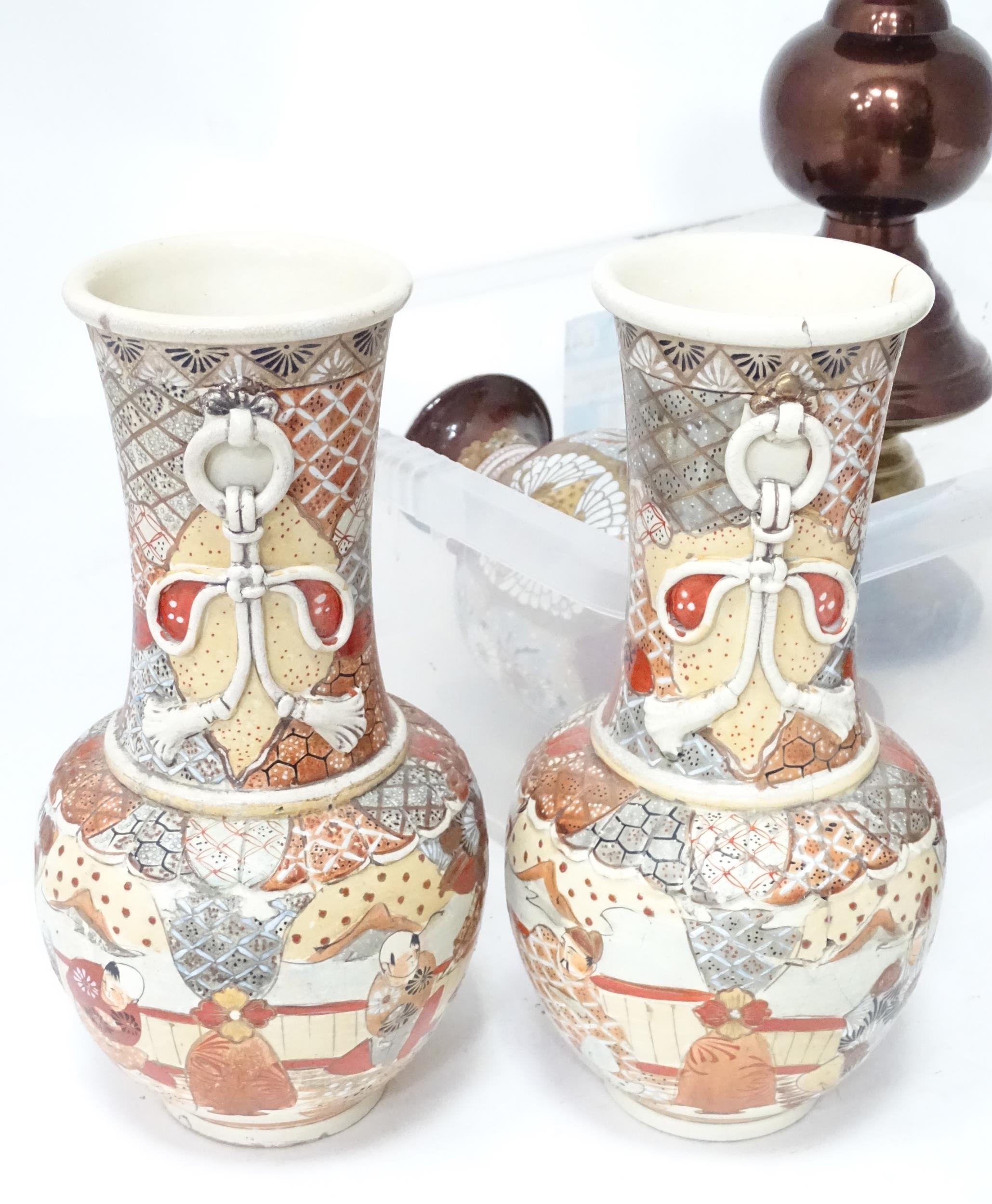 A quantity of assorted Oriental vases to include a baluster vase with floral decoration and twin - Bild 8 aus 11