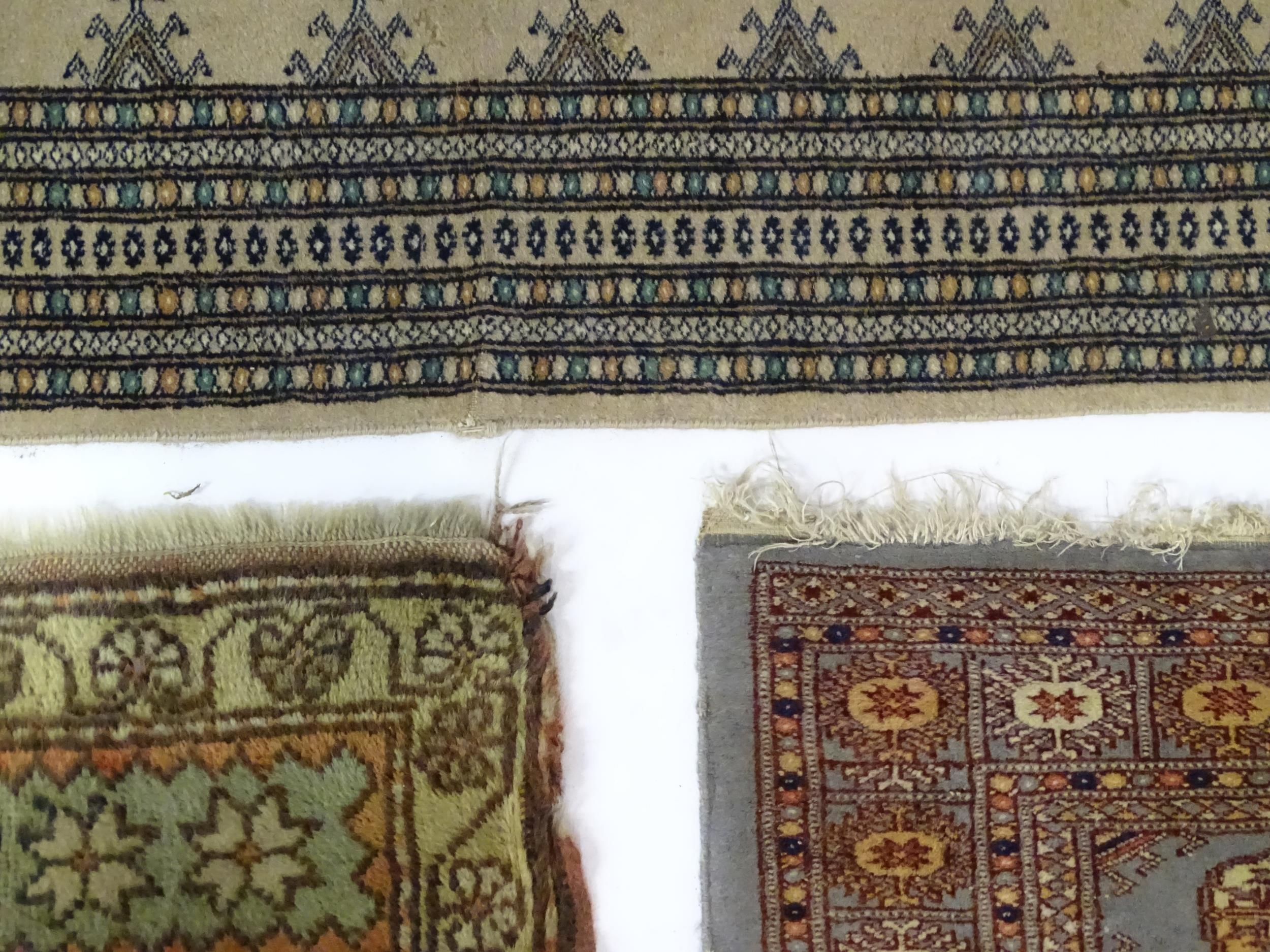 Three rugs to include a runner approx 73" long a prayer mat approx 37" long and another approx 37" - Bild 10 aus 11