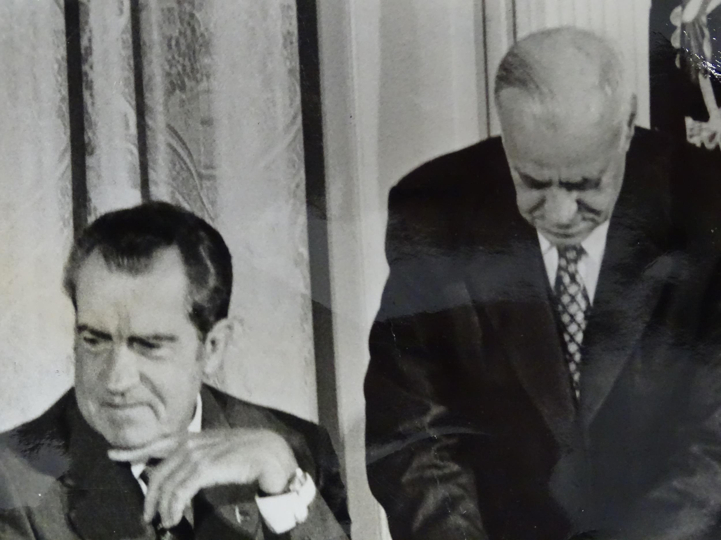 A 20thC monochrome press photograph depicting Soviet leader Leonid Brezhnev and President Richard - Bild 5 aus 7