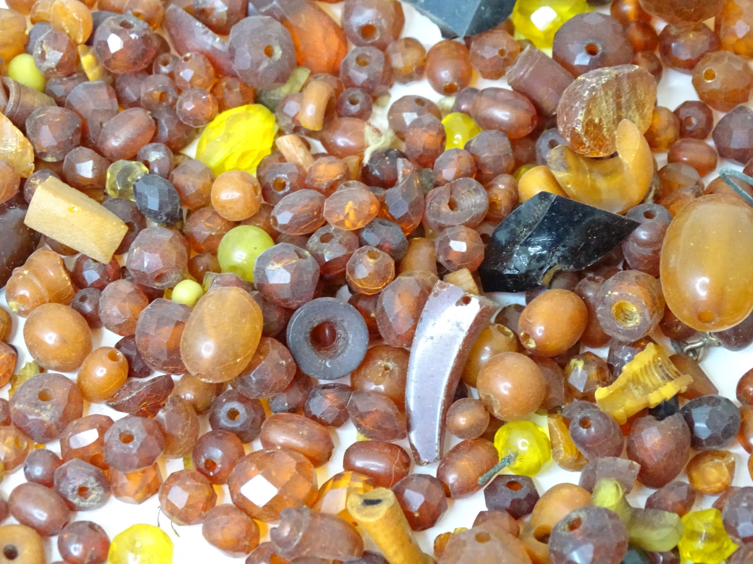 A quantity of assorted vintage beads to include cherry & butterscotch coloured amber style - Image 3 of 8