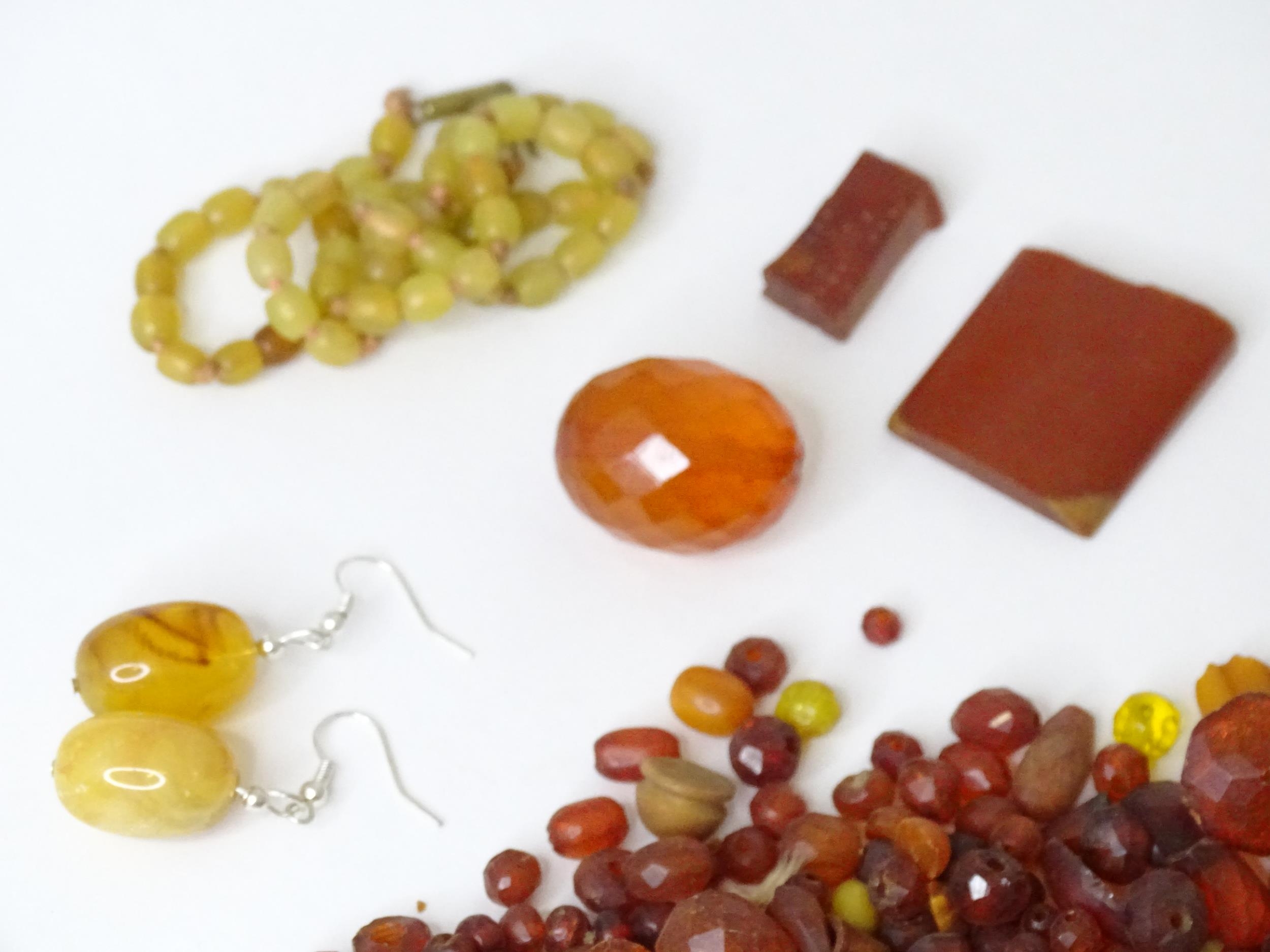 A quantity of assorted vintage beads to include cherry & butterscotch coloured amber style - Image 6 of 8