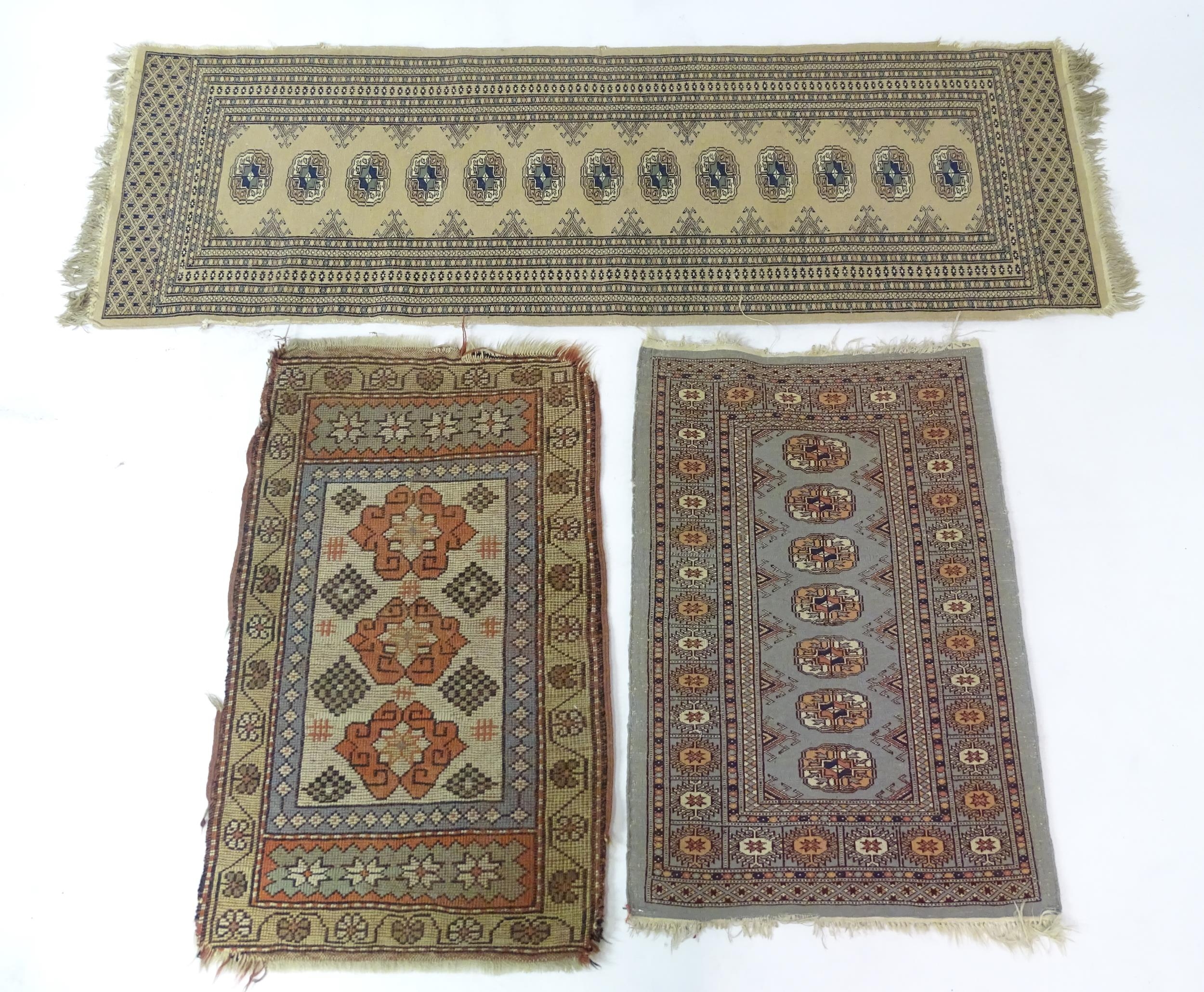 Three rugs to include a runner approx 73" long a prayer mat approx 37" long and another approx 37" - Bild 3 aus 11