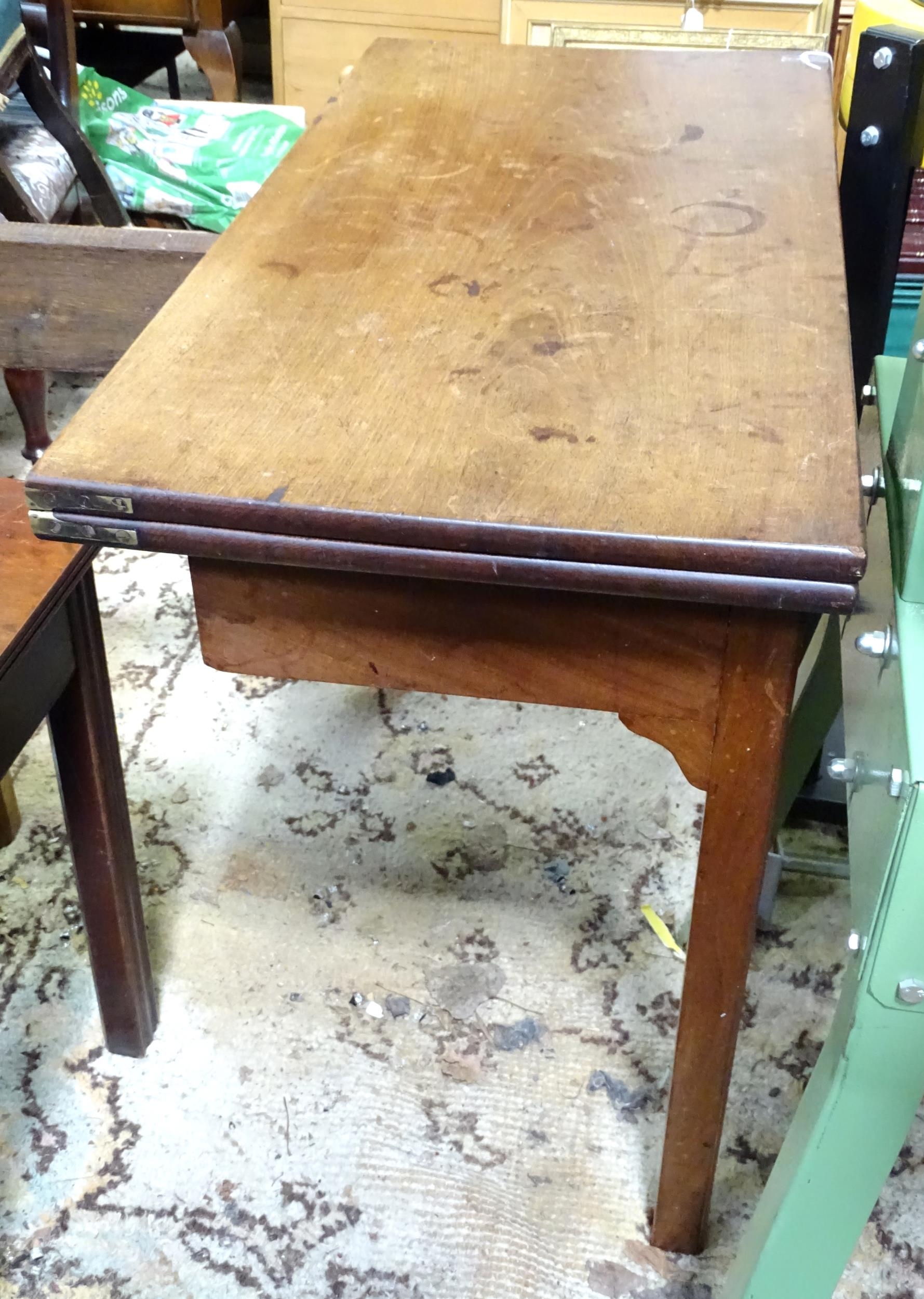 A 19thC mahogany fold over tea table. Top approx. 35" x 35" extended x 27 1/2" high Please Note - we - Bild 3 aus 7