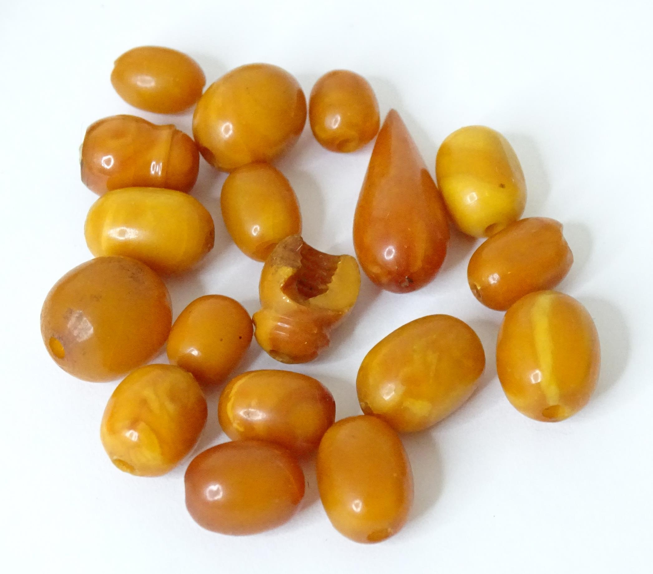 A quantity of assorted vintage beads to include cherry & butterscotch coloured amber style - Image 4 of 8