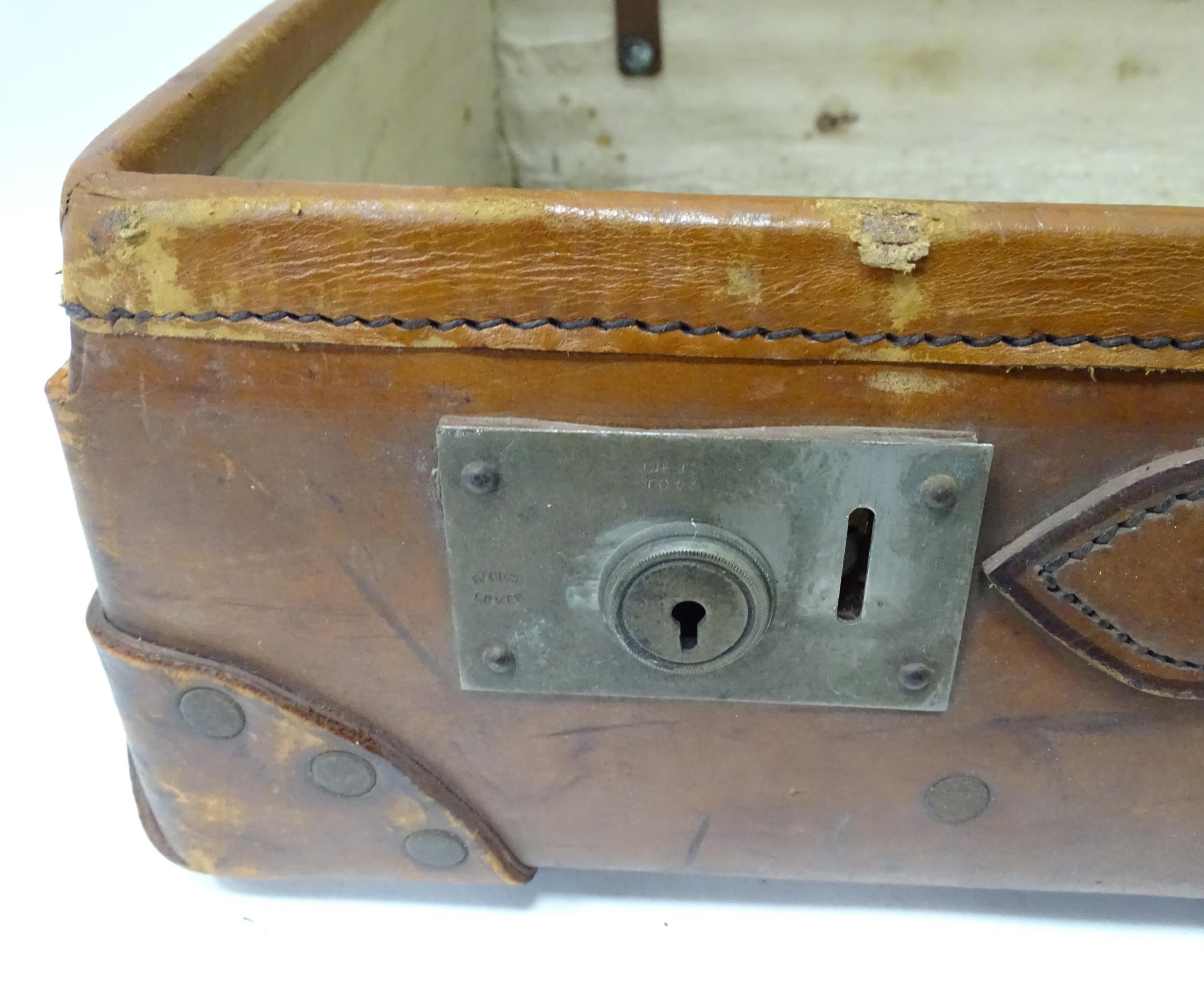 A leather suitcase with reinforced corners and brass locks Please Note - we do not make reference to - Bild 11 aus 11