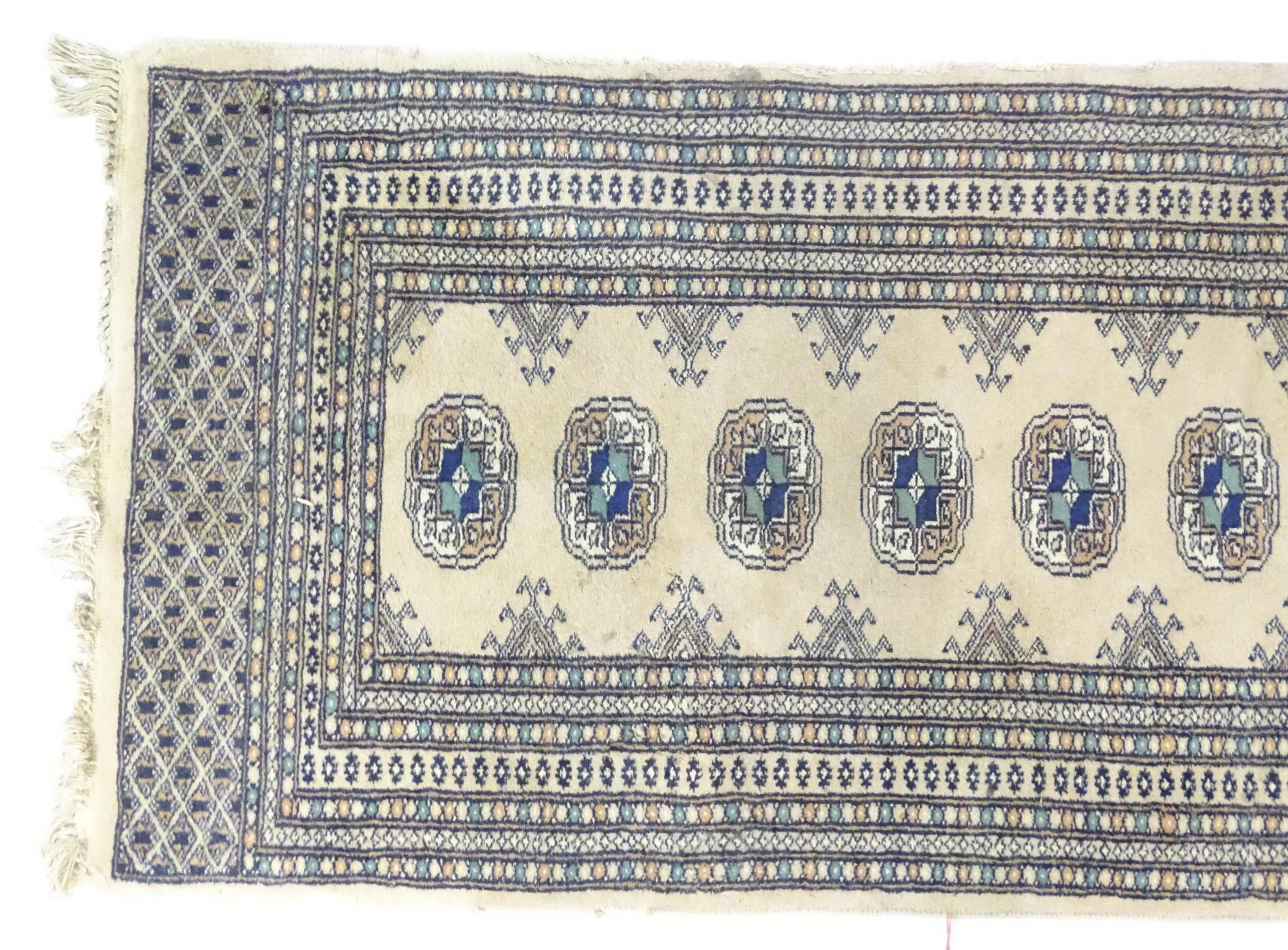 Three rugs to include a runner approx 73" long a prayer mat approx 37" long and another approx 37" - Bild 8 aus 11