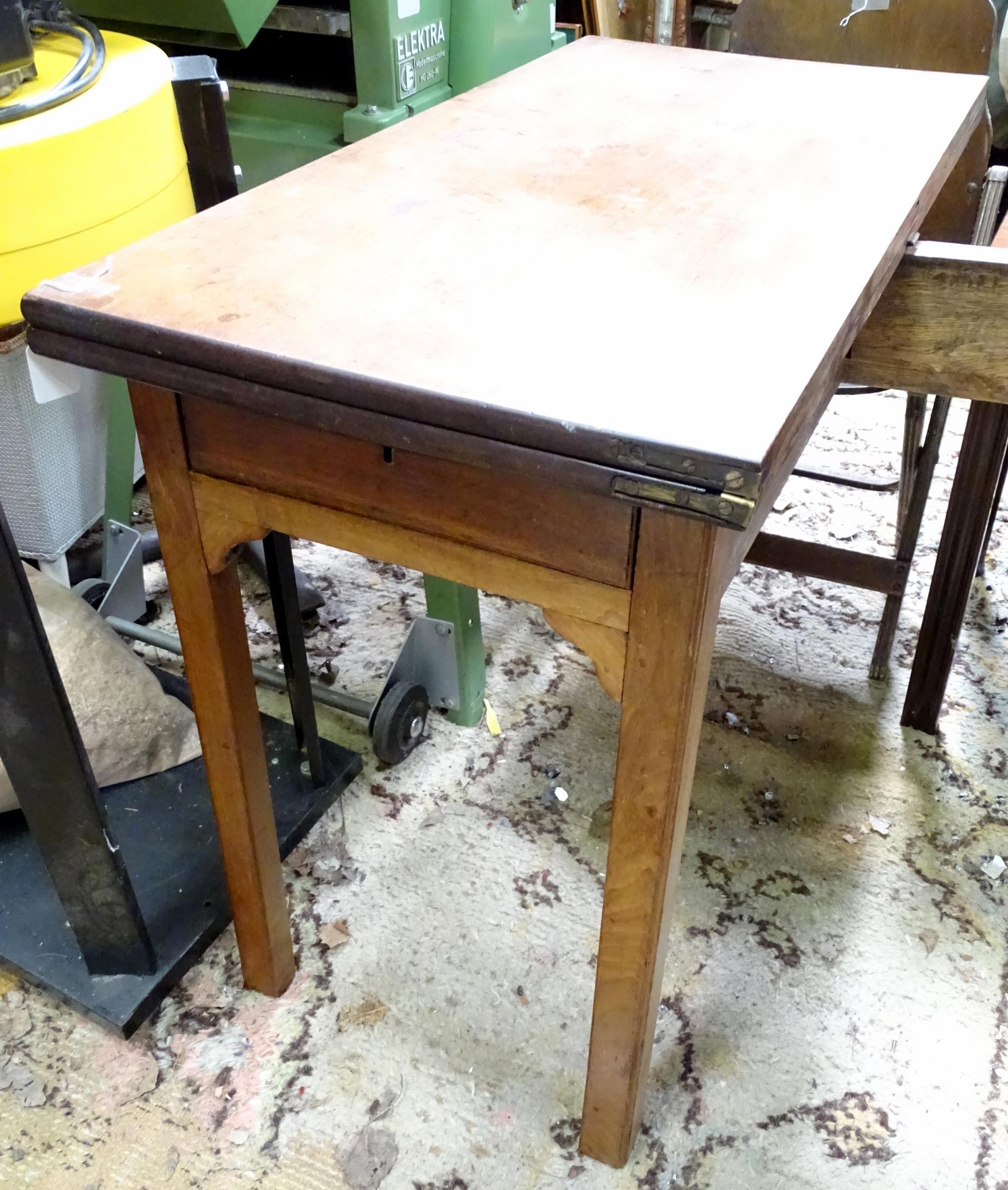 A 19thC mahogany fold over tea table. Top approx. 35" x 35" extended x 27 1/2" high Please Note - we - Bild 5 aus 7