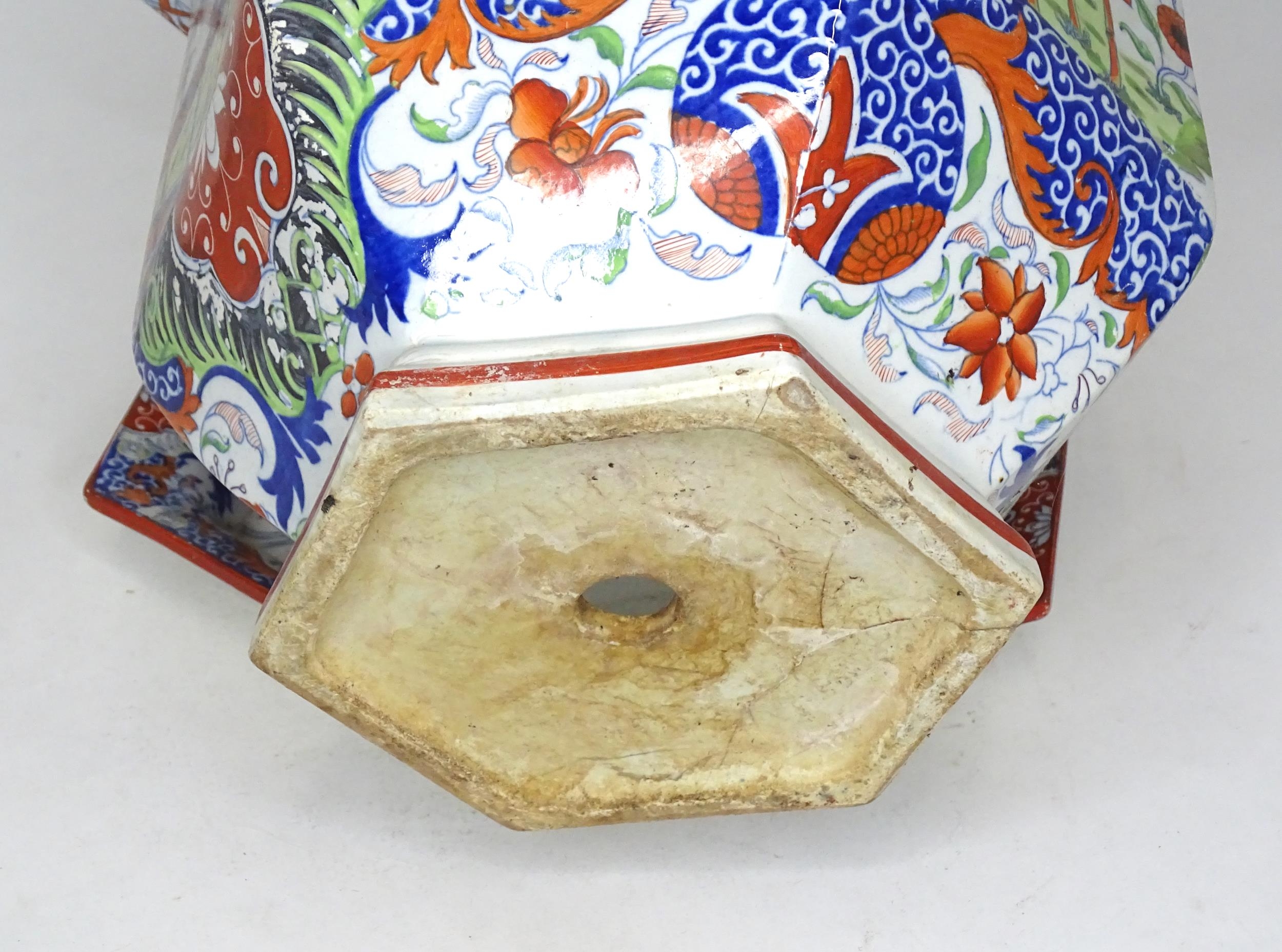 A hexagonal jardiniere / planter and stand with Chinese style decoration with flowers and foliage. - Image 3 of 5