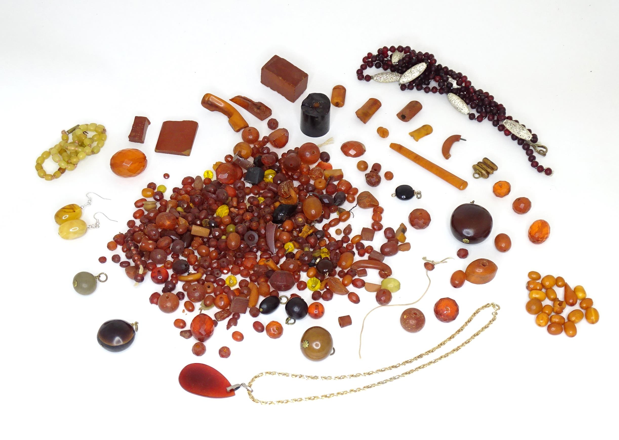 A quantity of assorted vintage beads to include cherry & butterscotch coloured amber style - Image 2 of 8