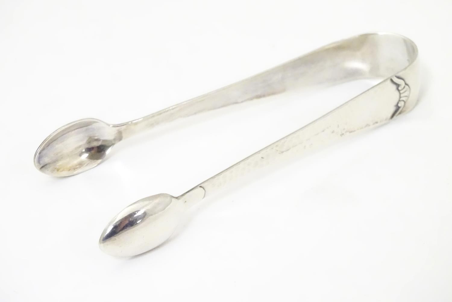 Continental white metal sugar tongs with hammered decoration (4" long), together with a silver plate - Image 4 of 14