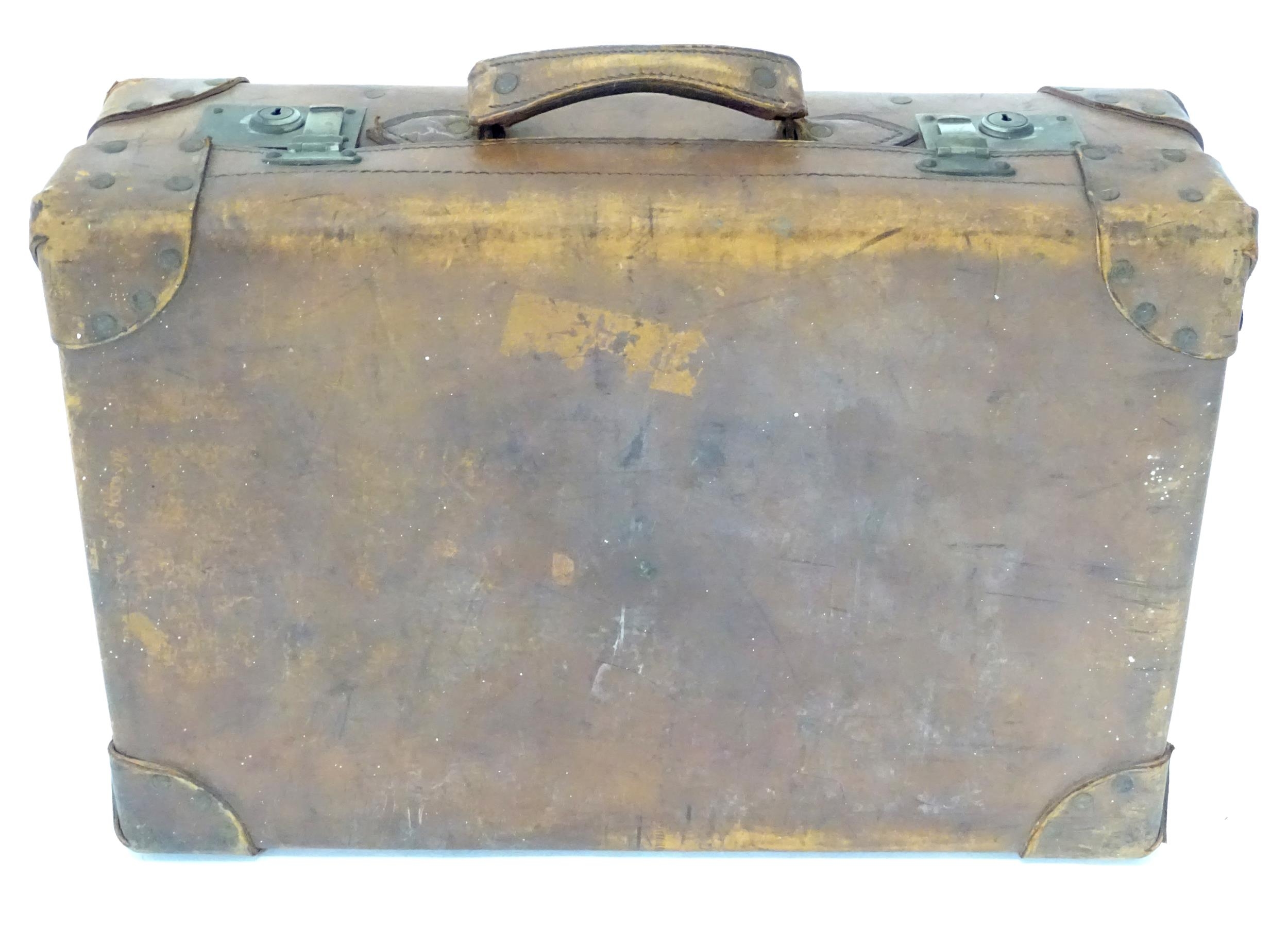 A leather suitcase with reinforced corners and brass locks Please Note - we do not make reference to - Bild 4 aus 11