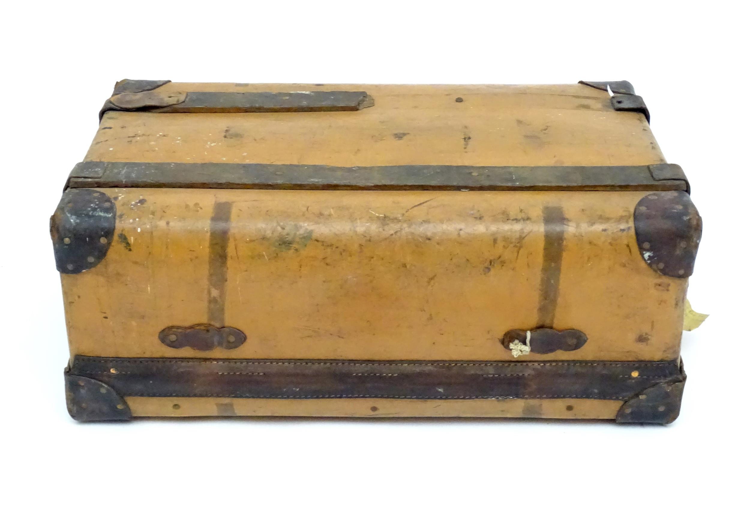 An early to mid 20thC canvas and leather travelling trunk / suitcase, in tan finish with partial - Bild 20 aus 20