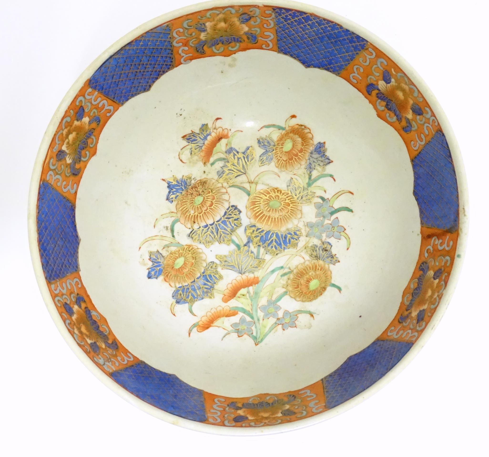 An Oriental bowl decorated with flowers and foliate in the Imari palette. Marked under. Approx. 4 - Image 5 of 6