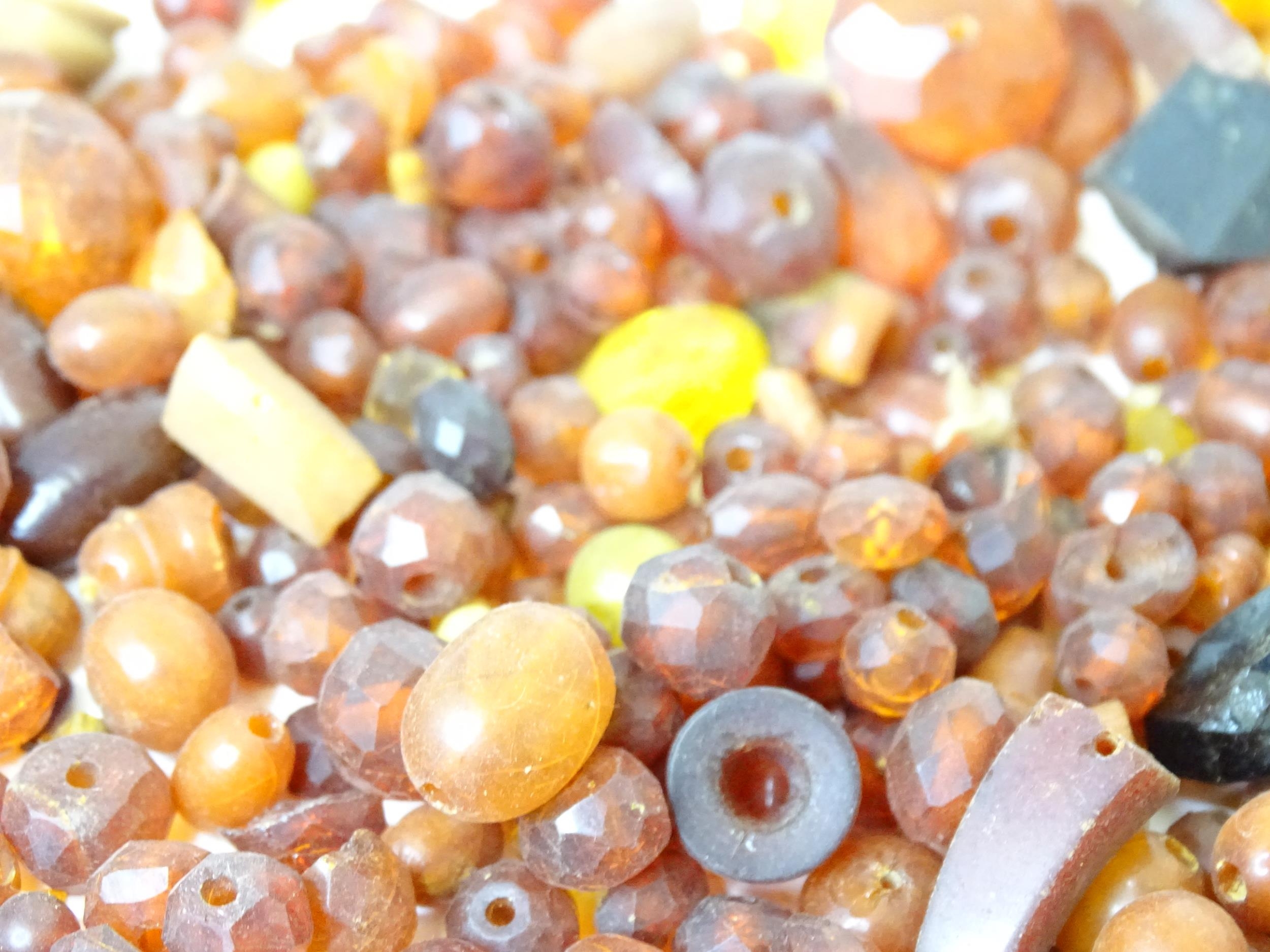 A quantity of assorted vintage beads to include cherry & butterscotch coloured amber style - Image 8 of 8