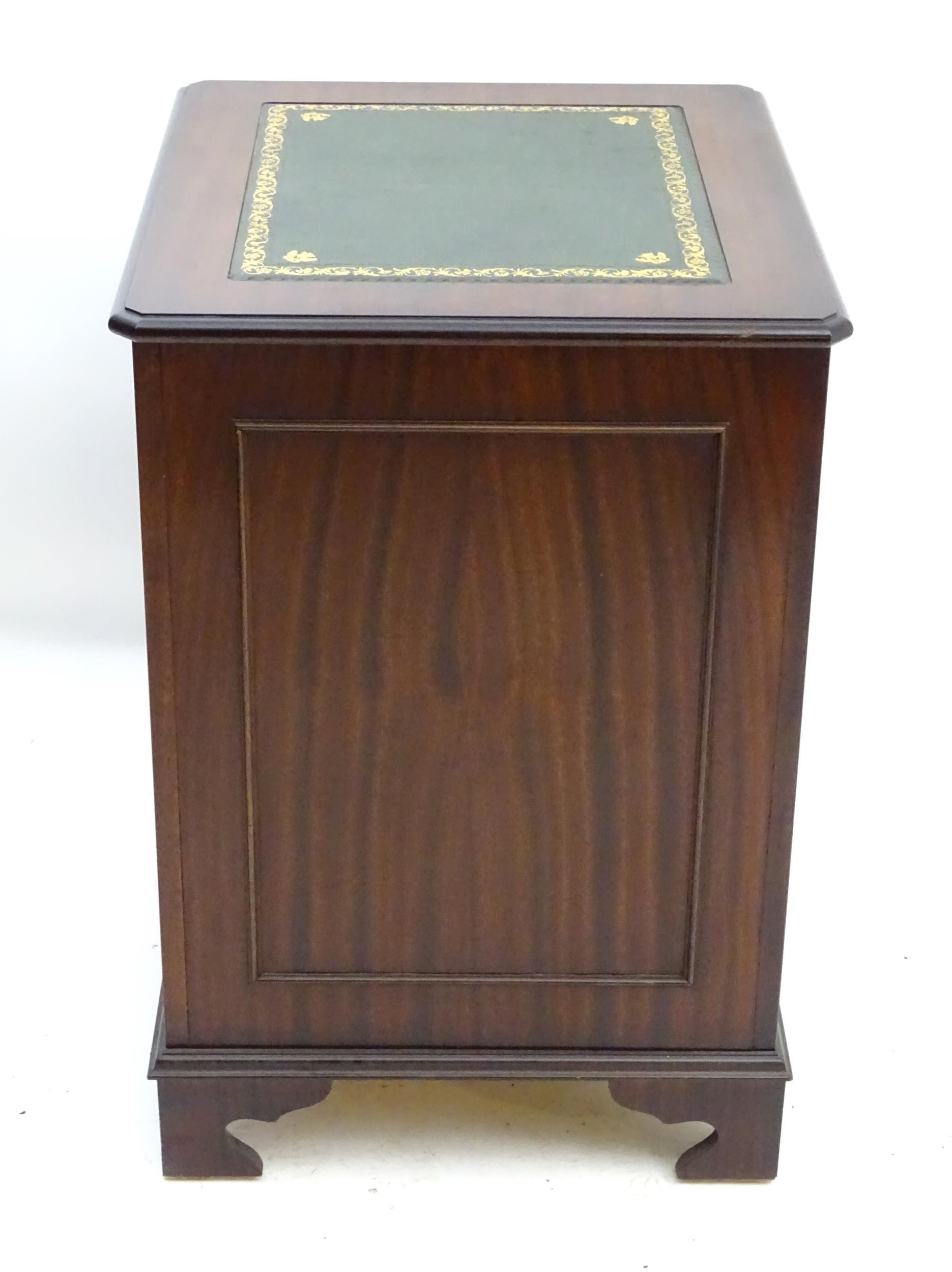 A mahogany leather topped filing cabinet / pedestal . Approx 30" high x 21" wide x 24" deep Please - Bild 4 aus 10