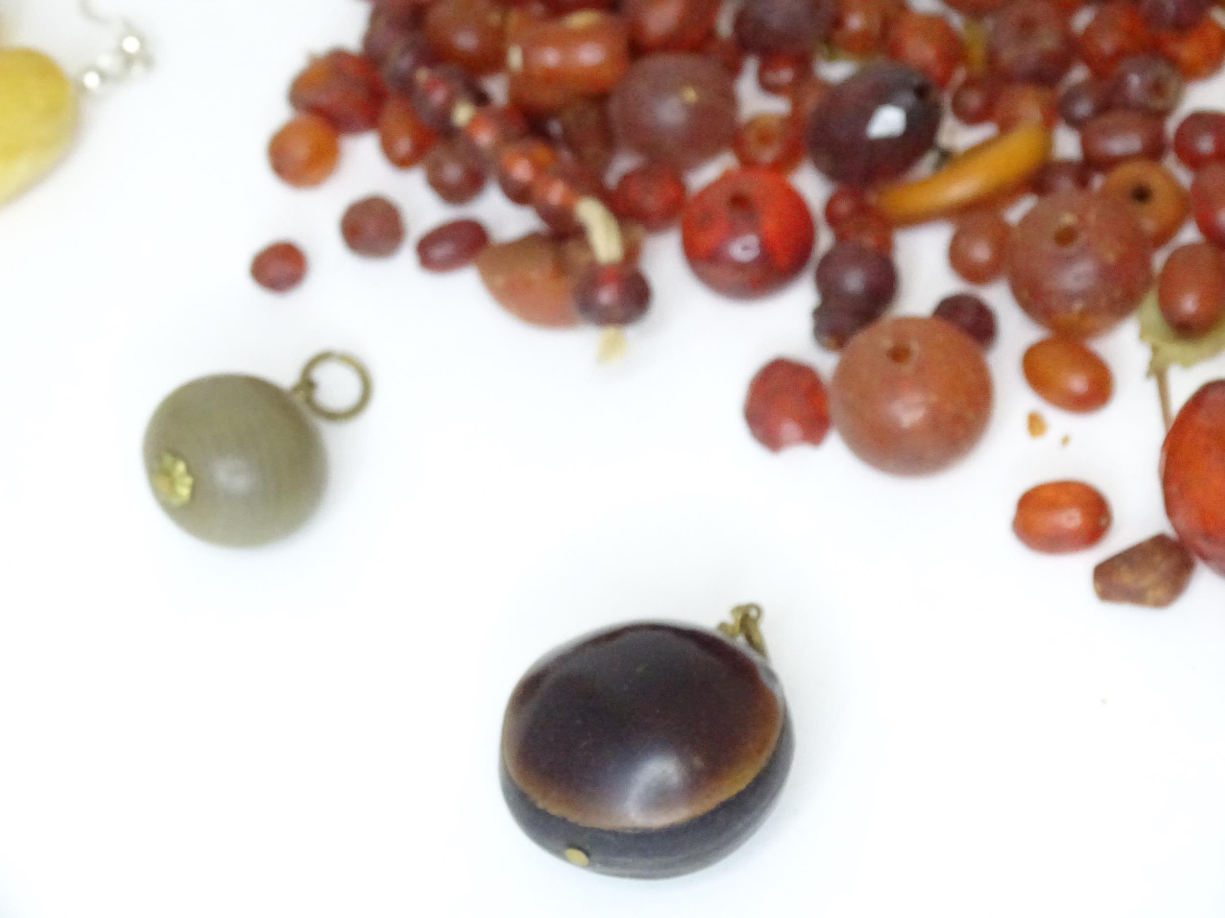 A quantity of assorted vintage beads to include cherry & butterscotch coloured amber style - Image 7 of 8