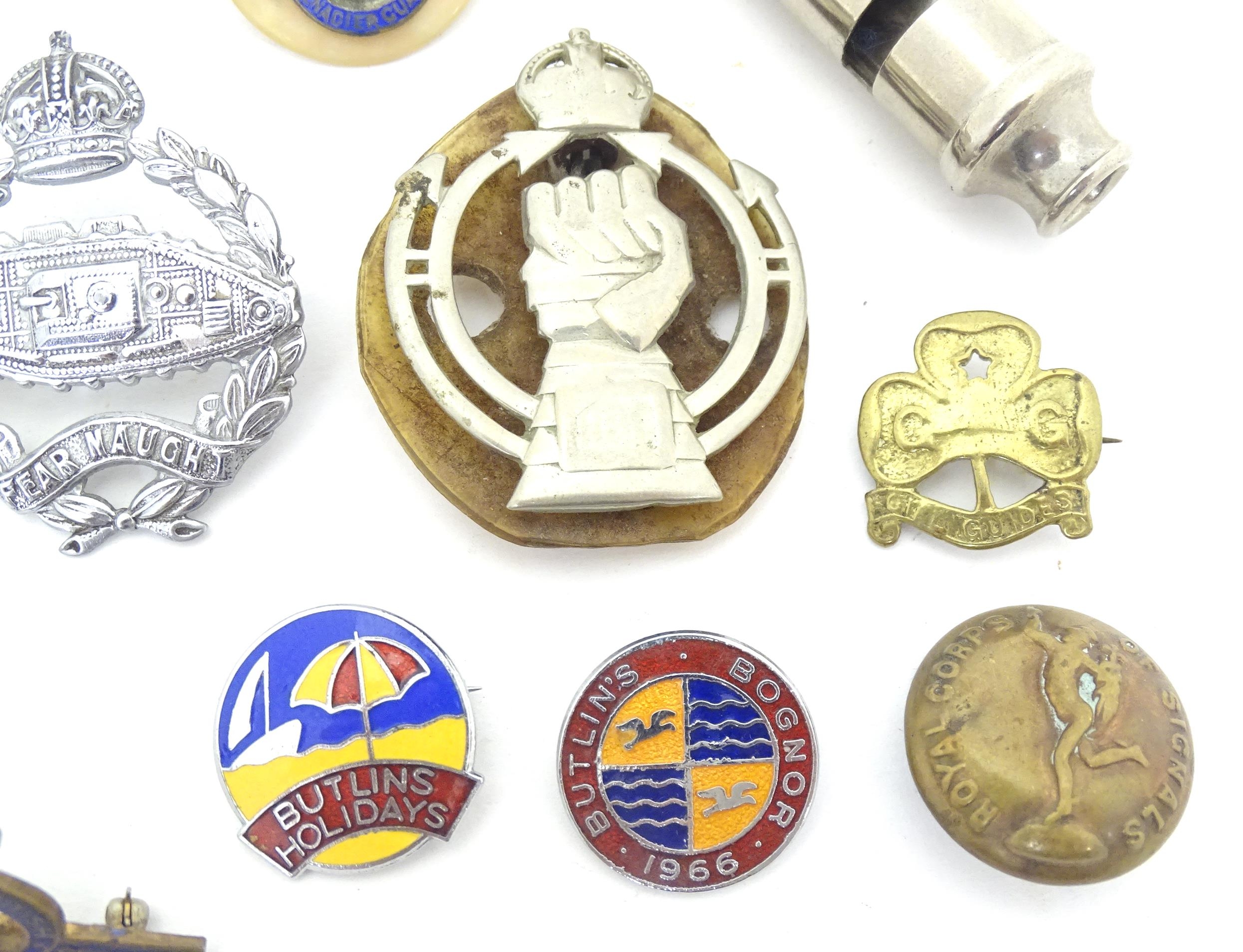 Militaria: a quantity of military and civilian pin badges, including a cWW2 Parachute Regiment cap - Image 5 of 9